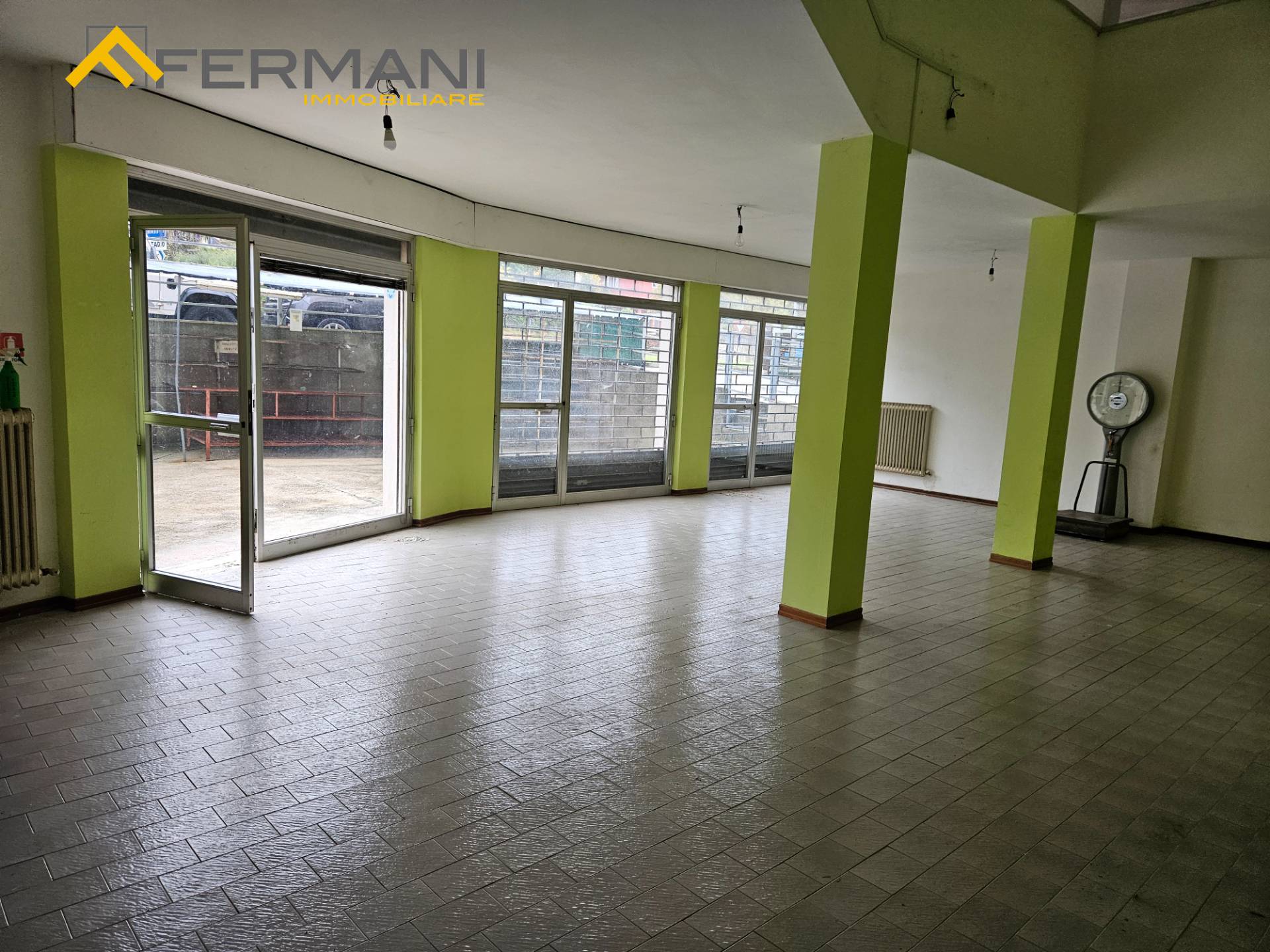 Locale commerciale in affitto a Ascoli Piceno, Borgo Solest