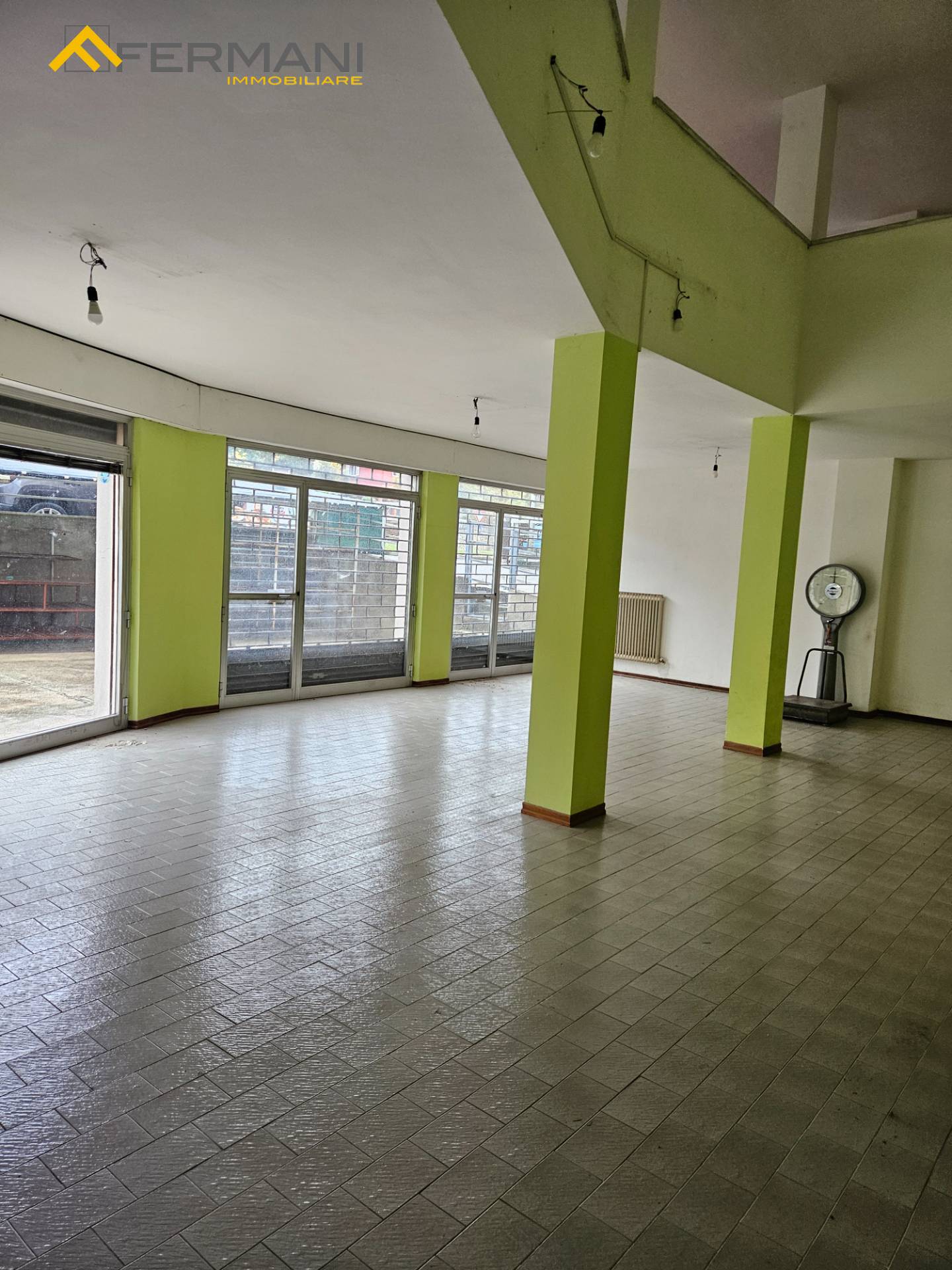 Locale commerciale in affitto a Ascoli Piceno, Borgo Solest