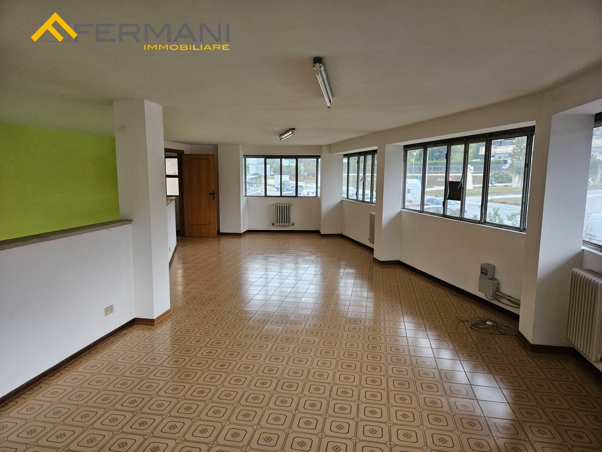 Locale commerciale in affitto a Ascoli Piceno, Borgo Solest