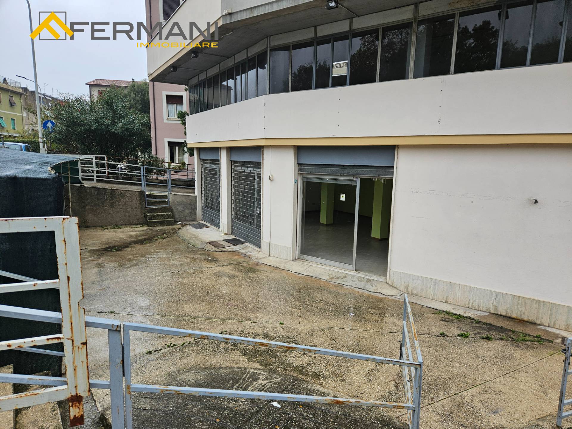 Locale commerciale in affitto a Ascoli Piceno, Borgo Solest