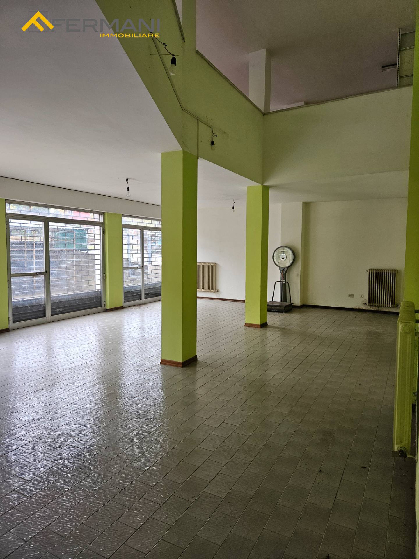 Locale commerciale in affitto a Ascoli Piceno, Borgo Solest