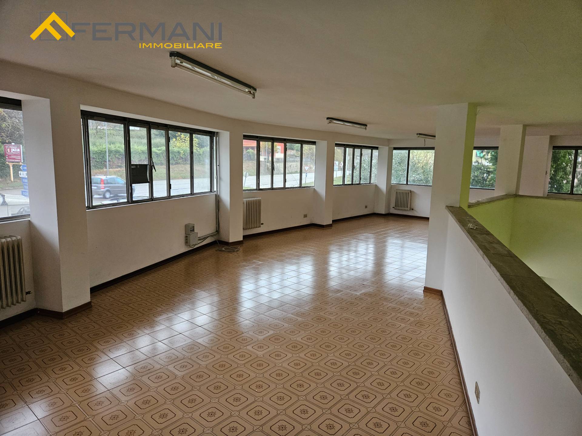 Locale commerciale in affitto a Ascoli Piceno, Borgo Solest