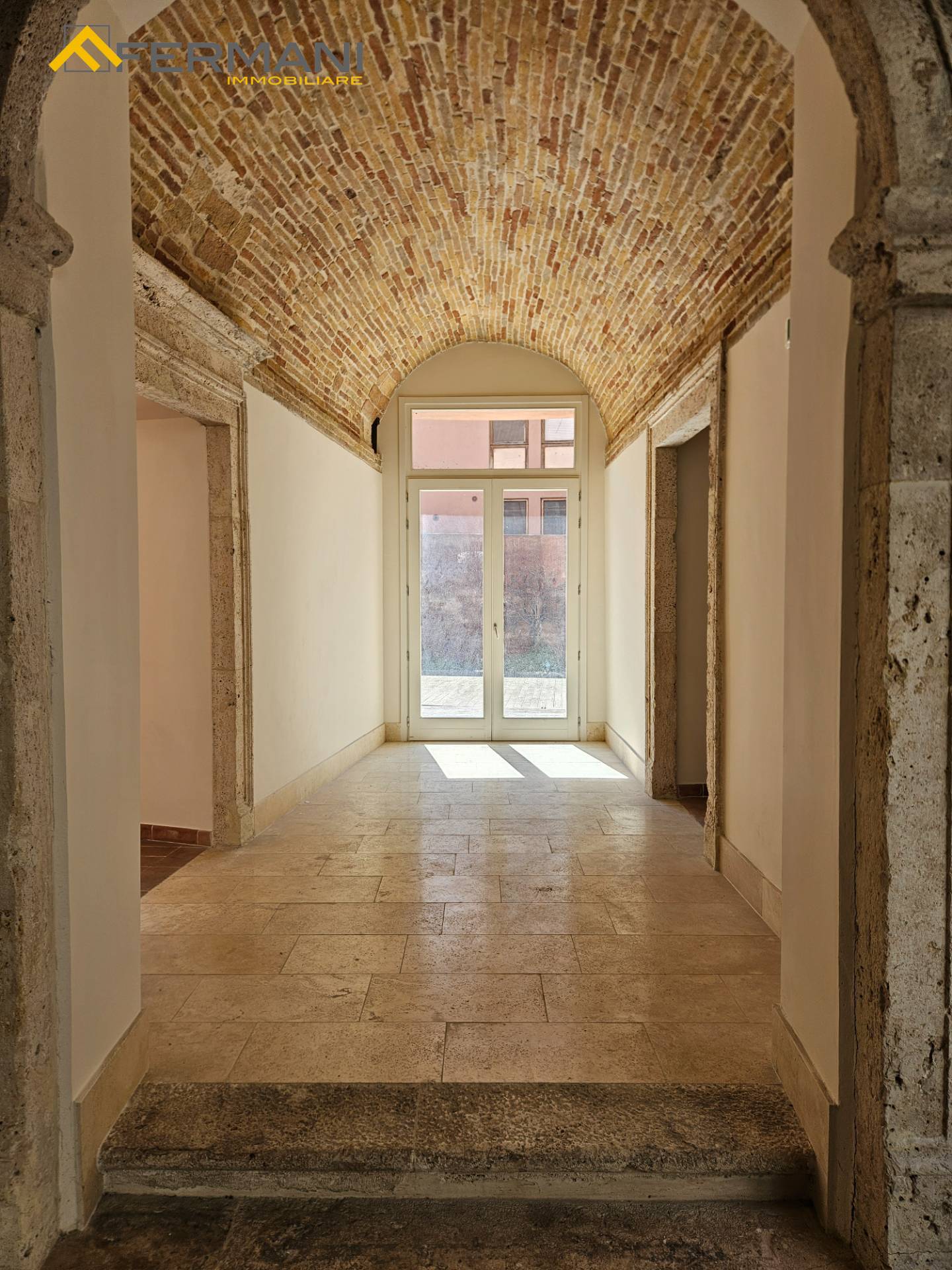 Locale commerciale in affitto a Ascoli Piceno, Centro Storico