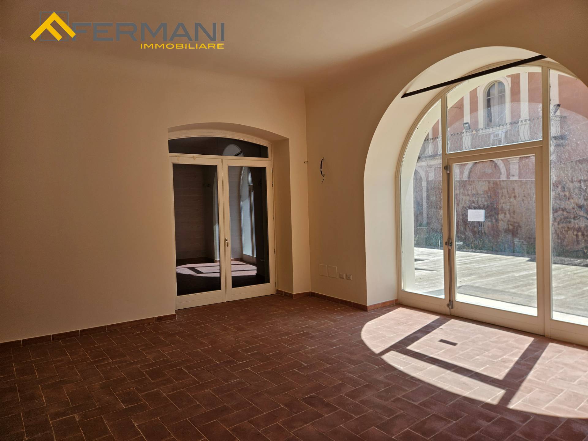 Locale commerciale in affitto a Ascoli Piceno, Centro Storico