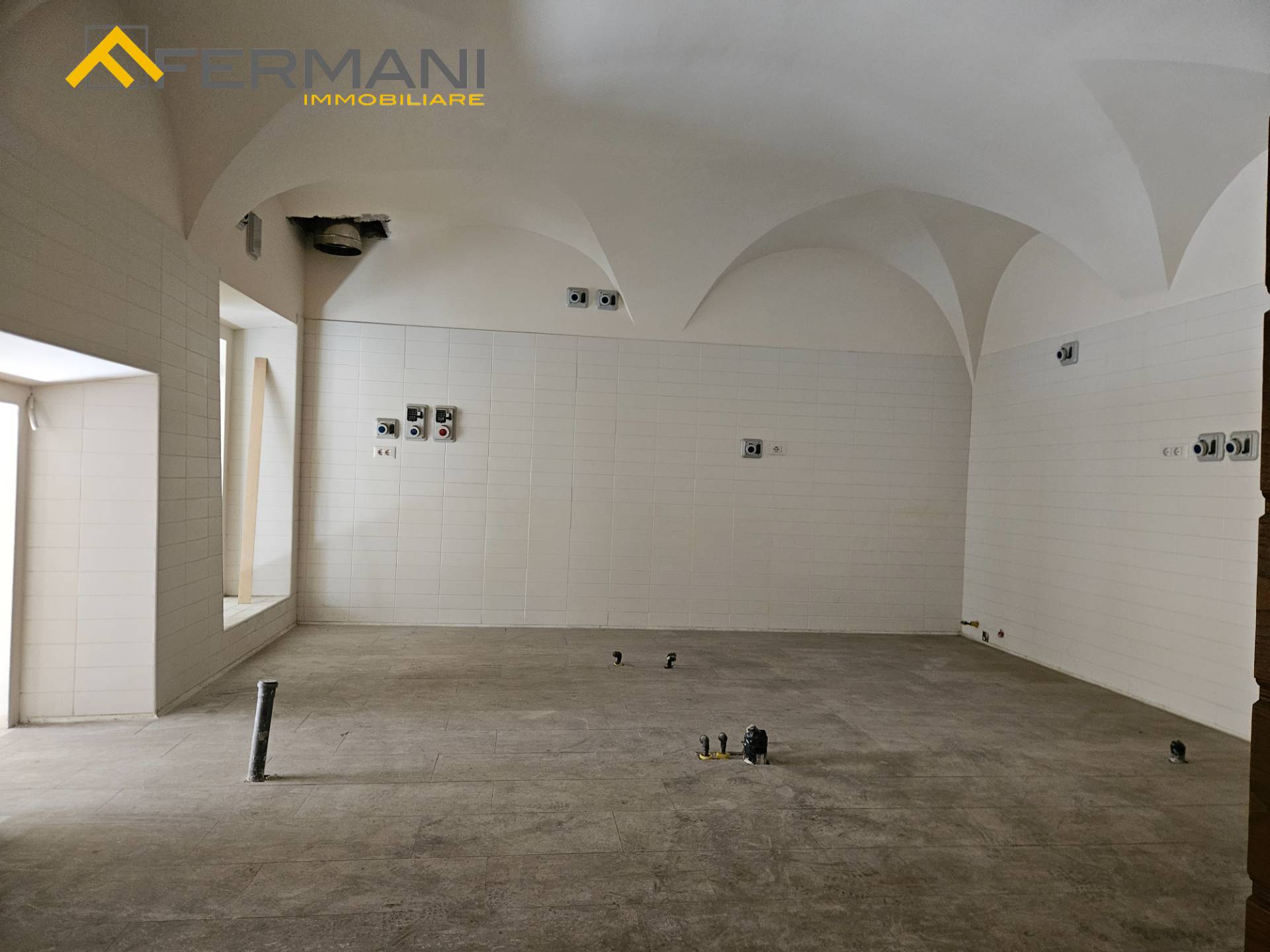 Locale commerciale in affitto a Ascoli Piceno, Centro Storico