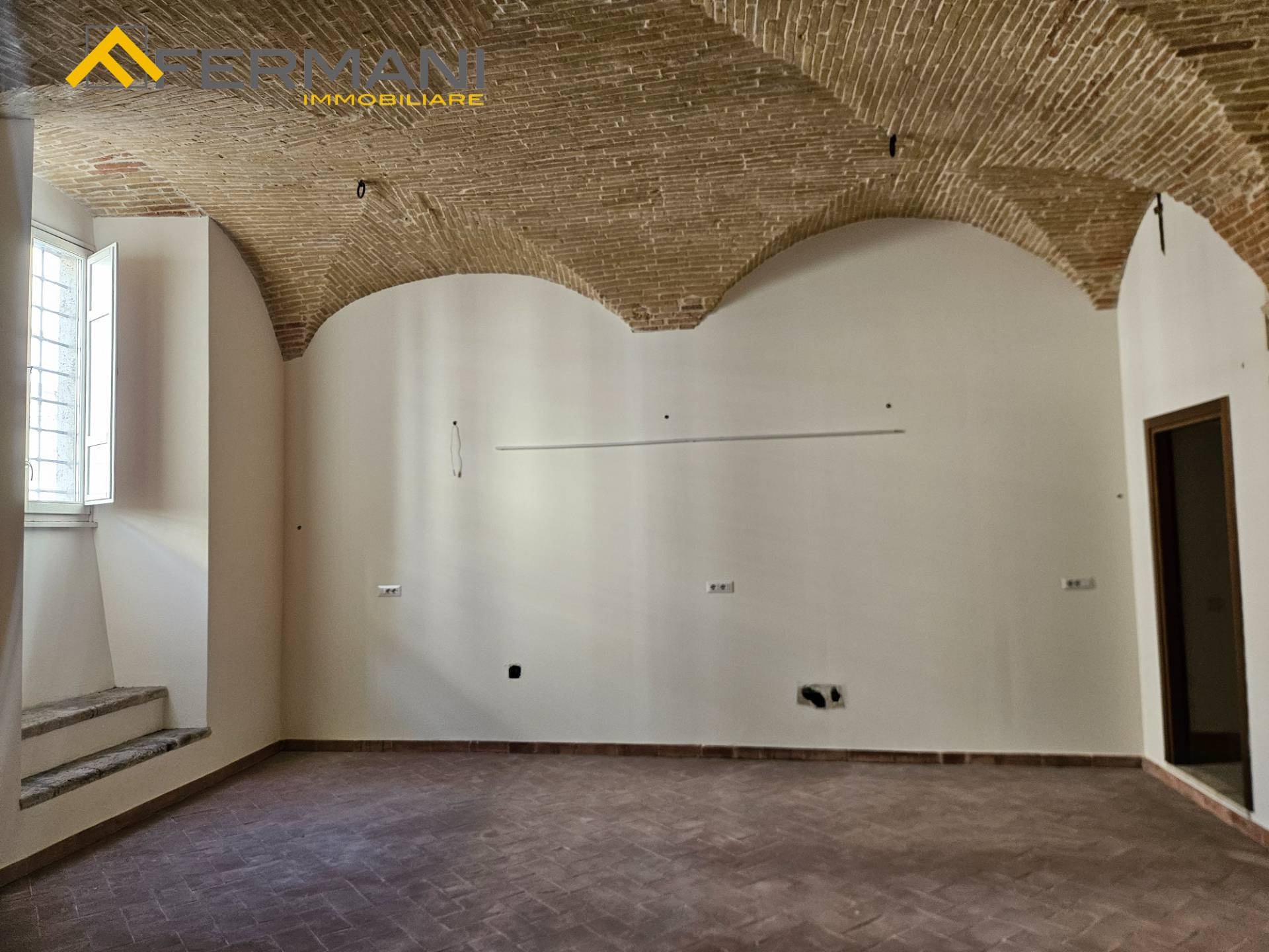 Locale commerciale in affitto a Ascoli Piceno, Centro Storico