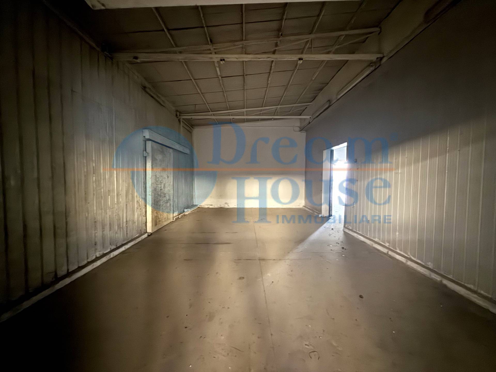 CAPANNONE in vendita a Roseto degli Abruzzi