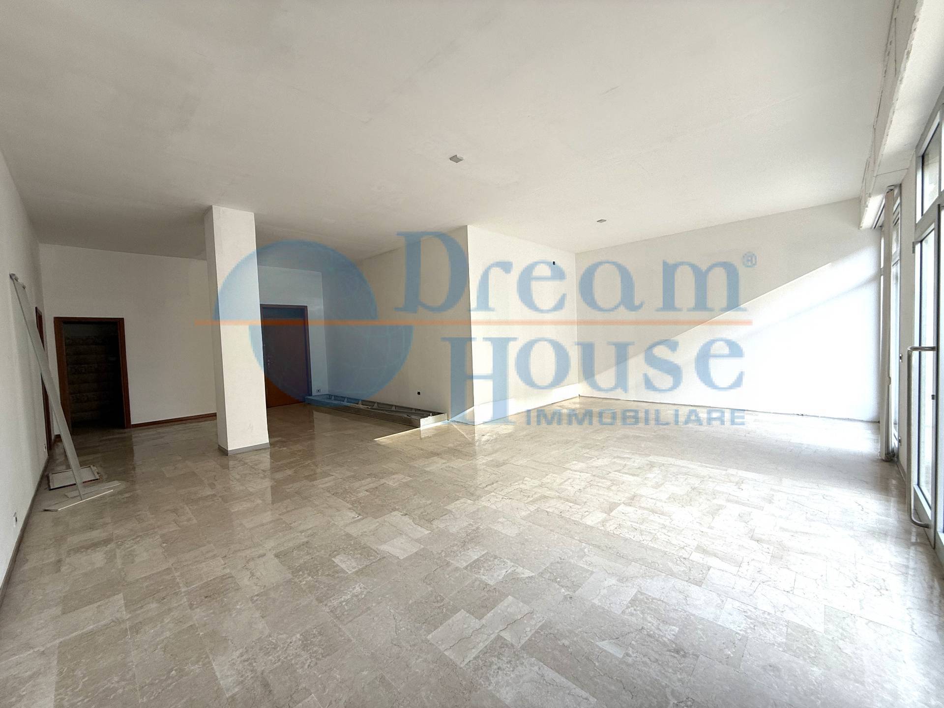 Locale Commerciale in vendita a Alba Adriatica, Tra Via Mazzini e Via Trieste