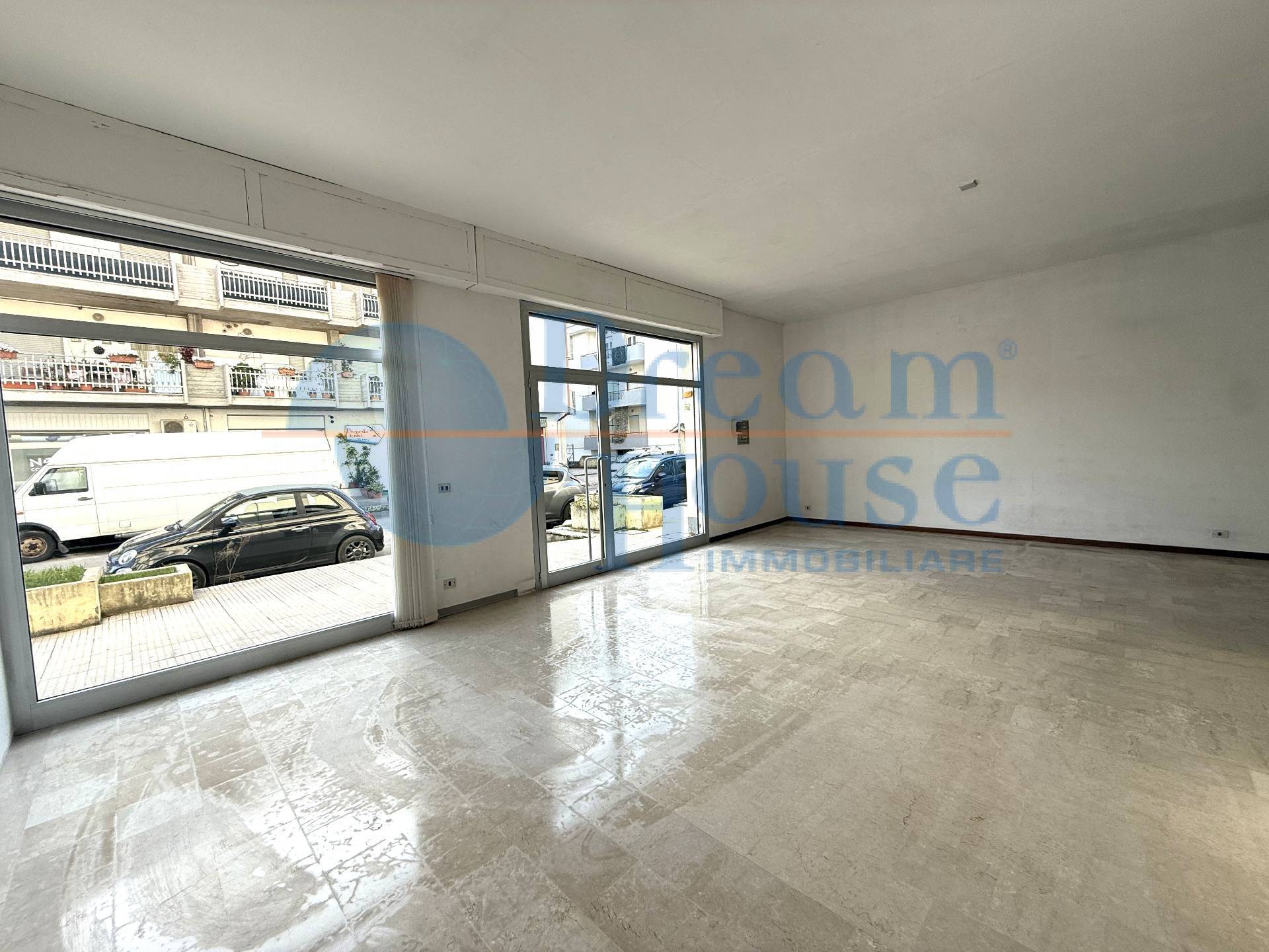 Locale Commerciale in vendita a Alba Adriatica, Tra Via Mazzini e Via Trieste