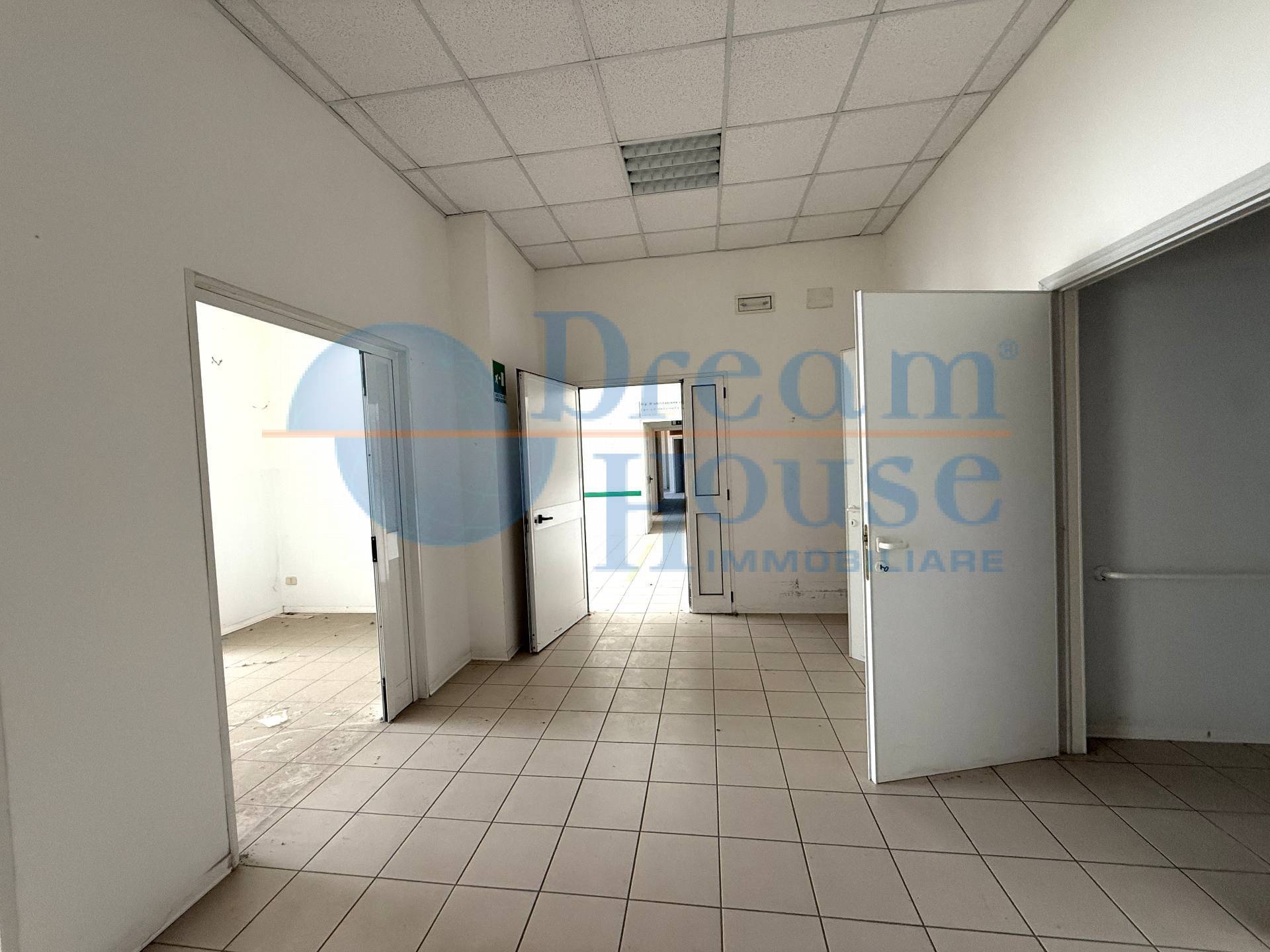 Locale Commerciale in vendita a Santa Vittoria in Matenano