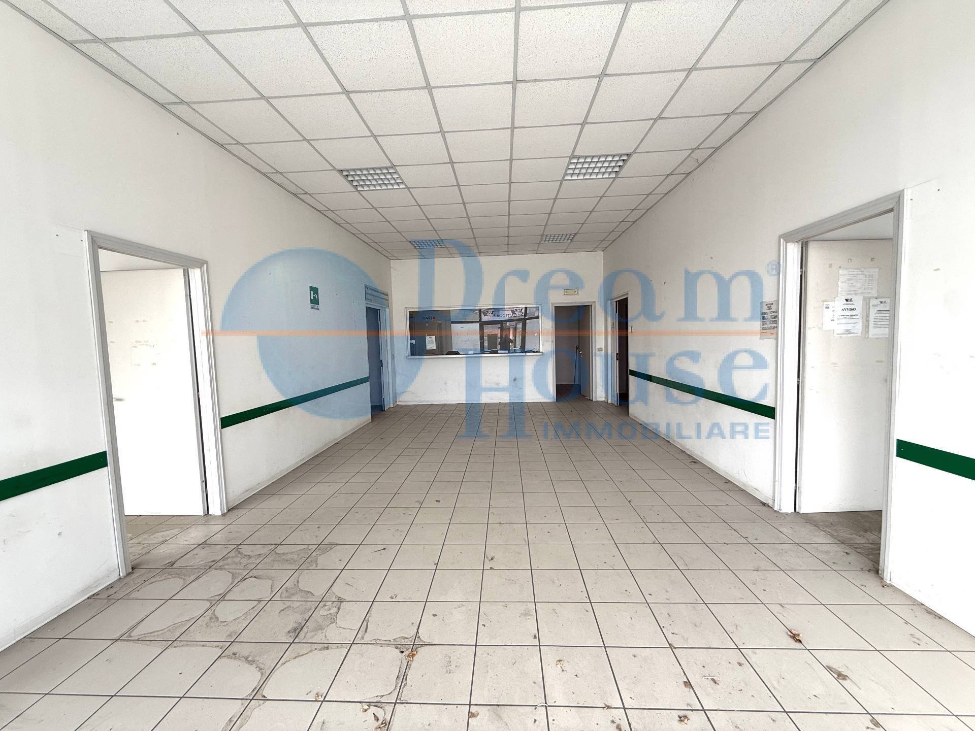 Locale Commerciale in vendita a Santa Vittoria in Matenano