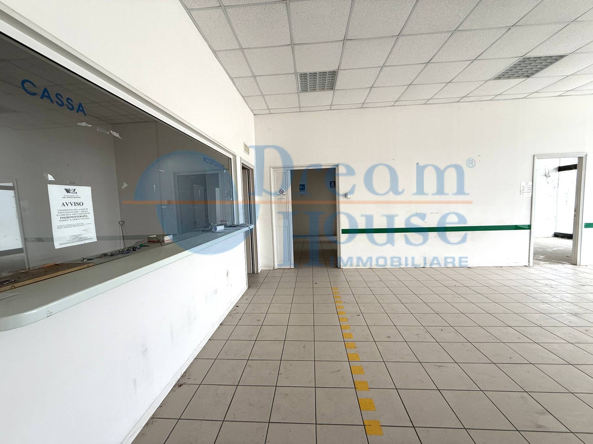 Locale Commerciale in vendita a Santa Vittoria in Matenano