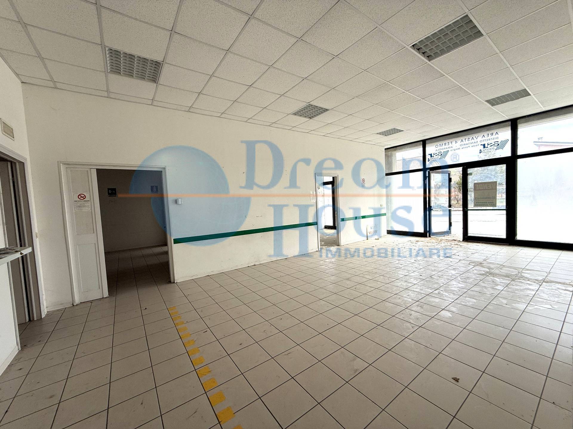 Locale Commerciale in vendita a Santa Vittoria in Matenano