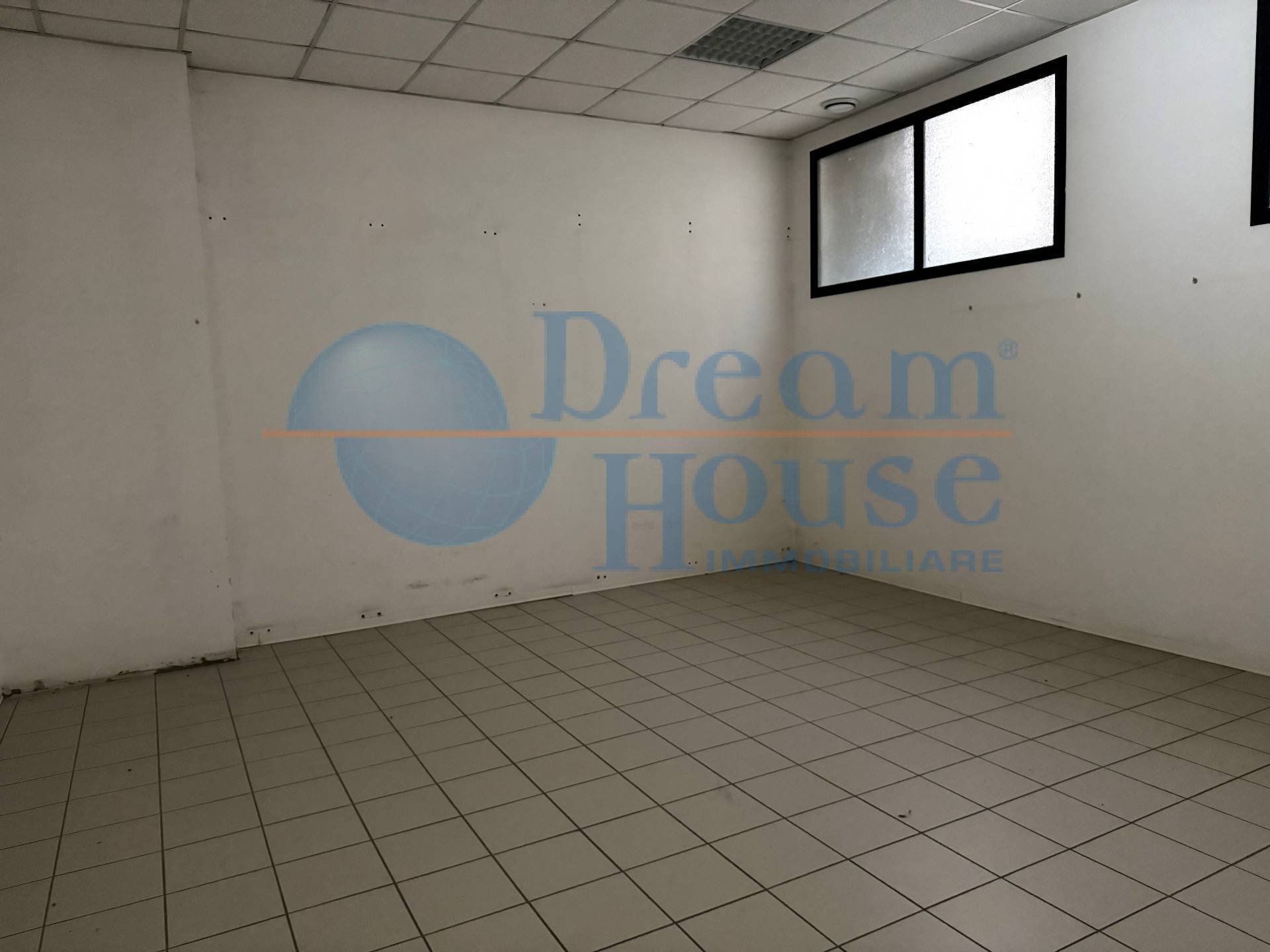 Locale Commerciale in vendita a Santa Vittoria in Matenano