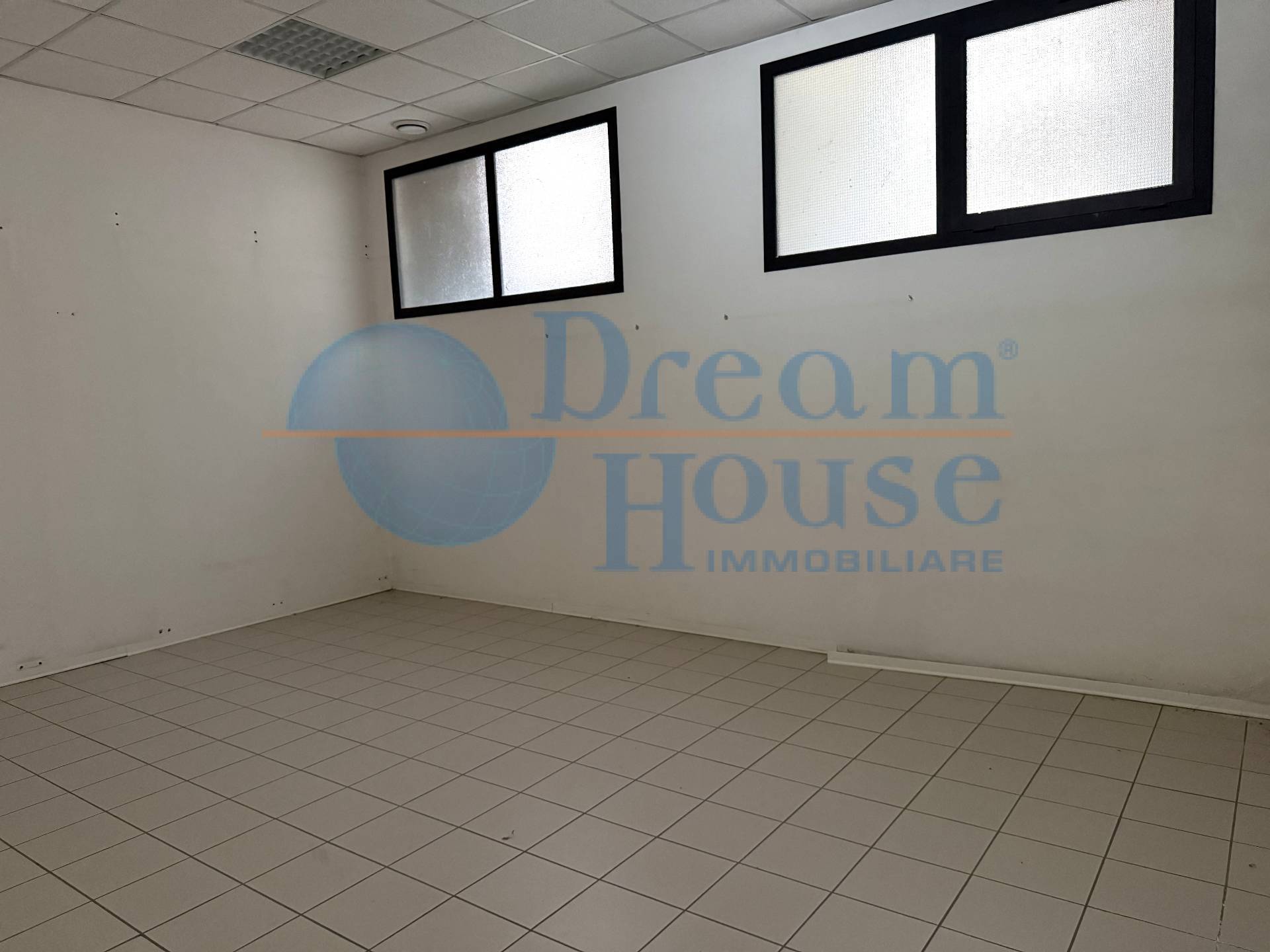 Locale Commerciale in vendita a Santa Vittoria in Matenano