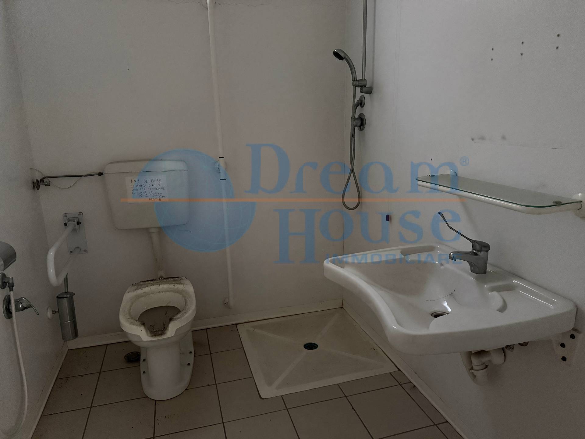 Locale Commerciale in vendita a Santa Vittoria in Matenano