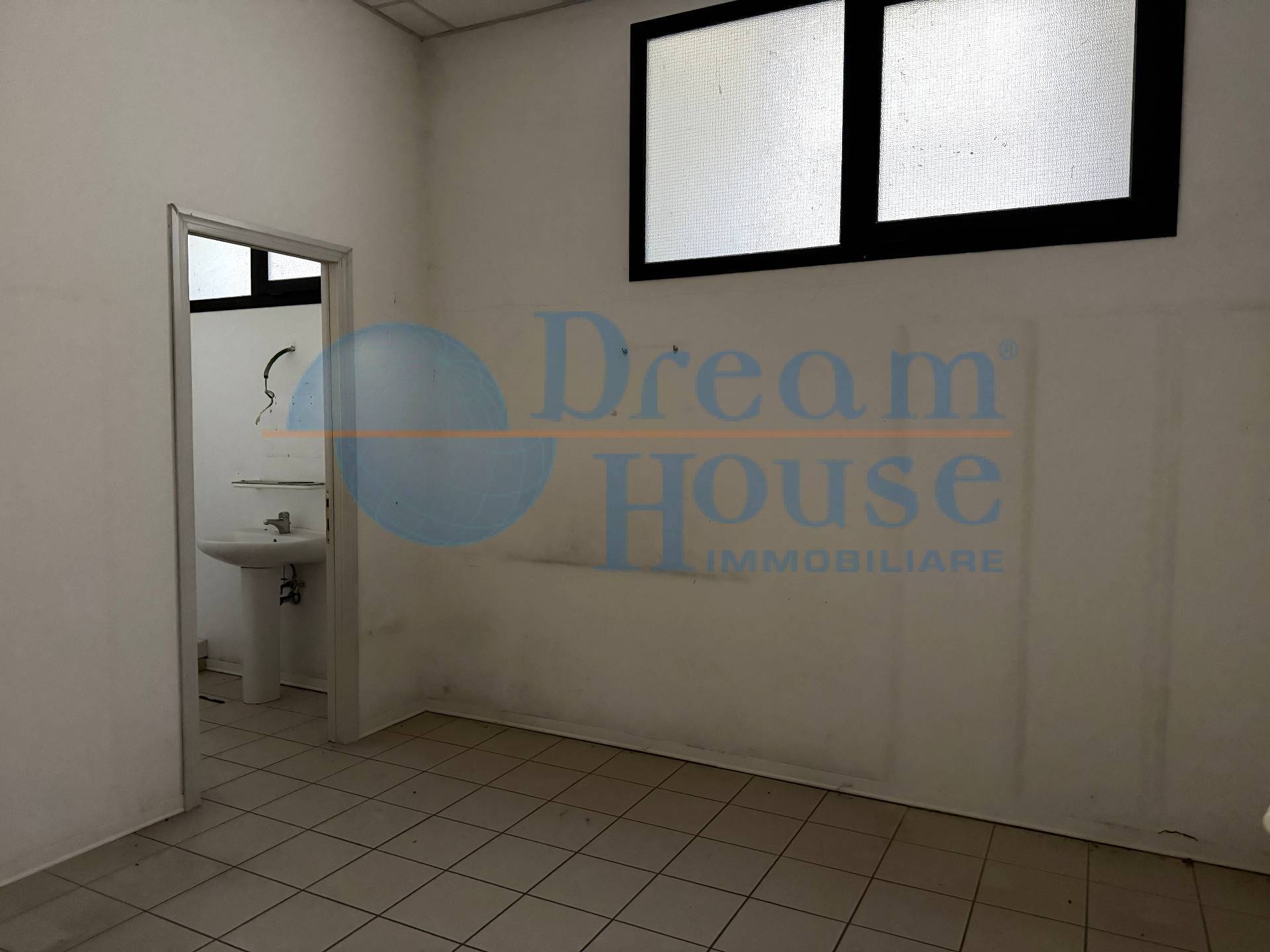 Locale Commerciale in vendita a Santa Vittoria in Matenano