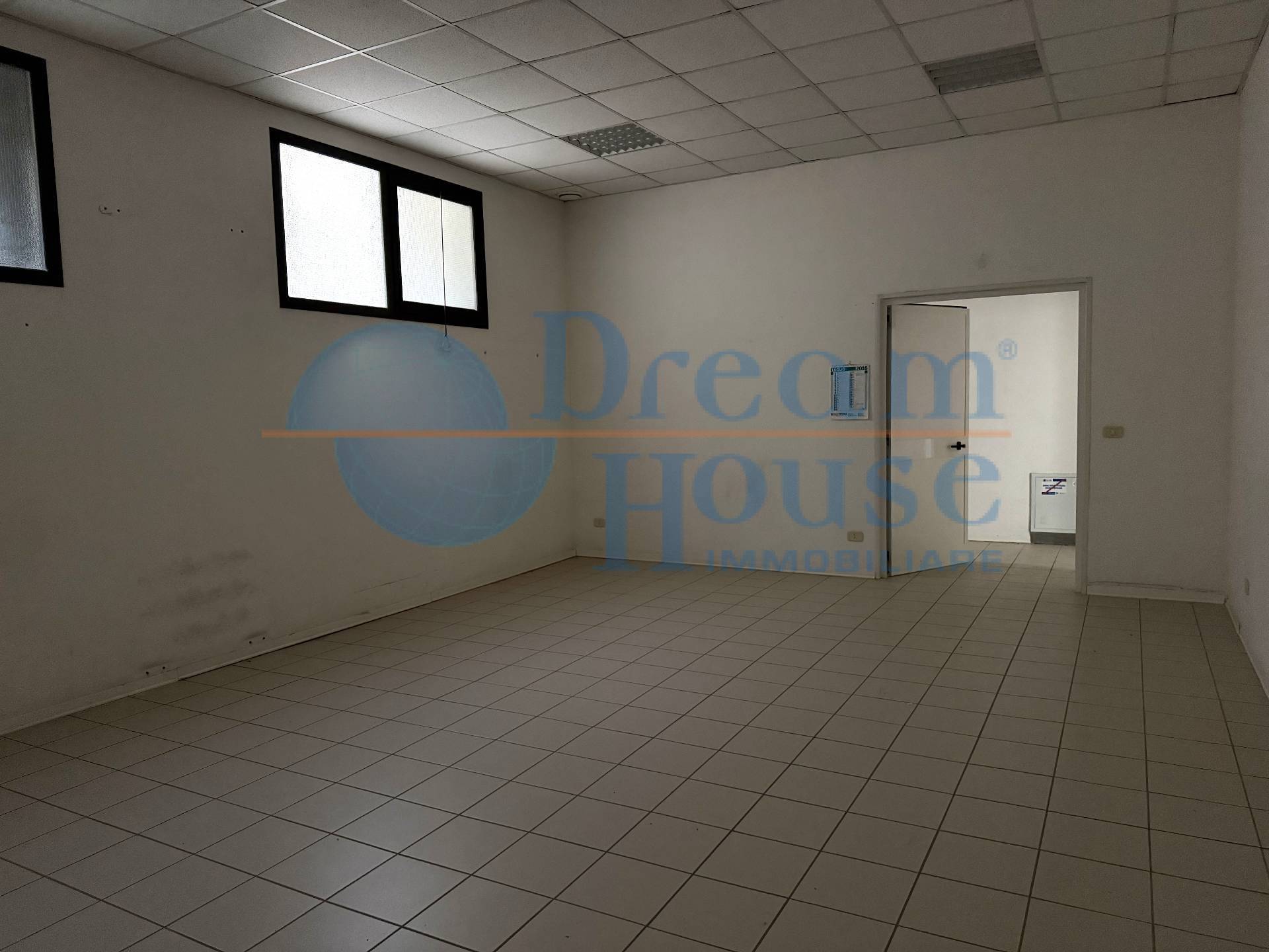 Locale Commerciale in vendita a Santa Vittoria in Matenano