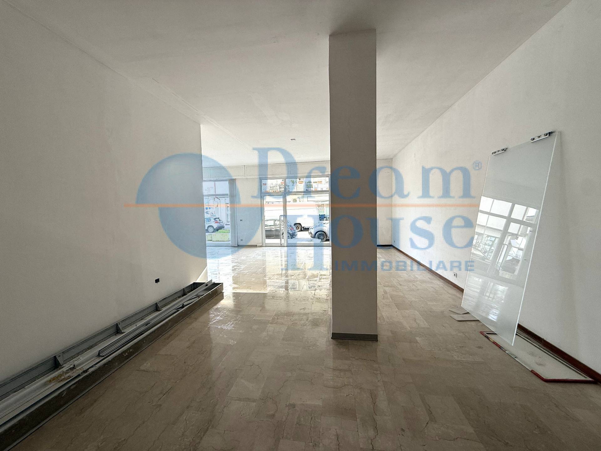 Locale Commerciale in vendita a Alba Adriatica, Tra Via Mazzini e Via Trieste