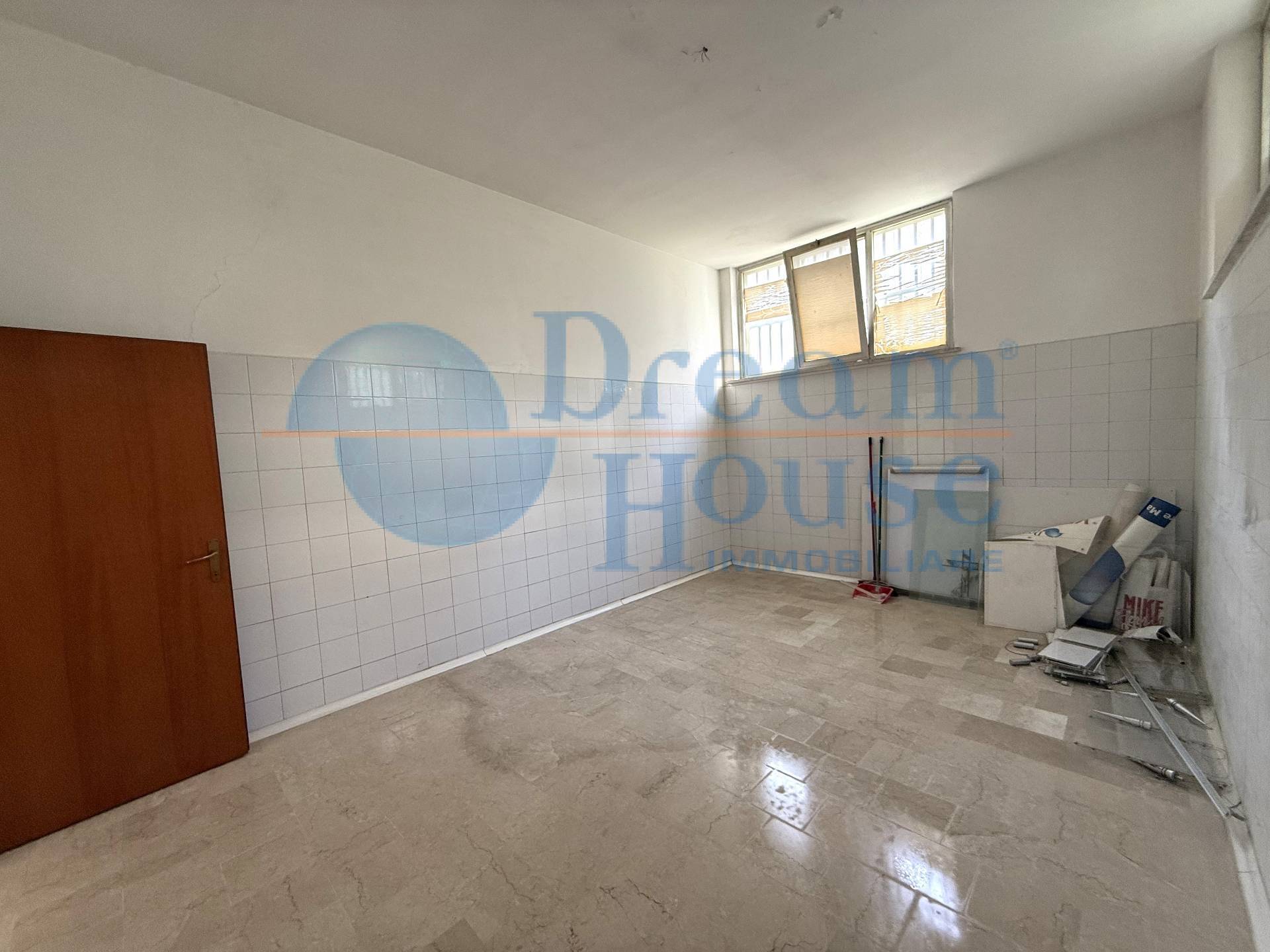 Locale Commerciale in vendita a Alba Adriatica, Tra Via Mazzini e Via Trieste