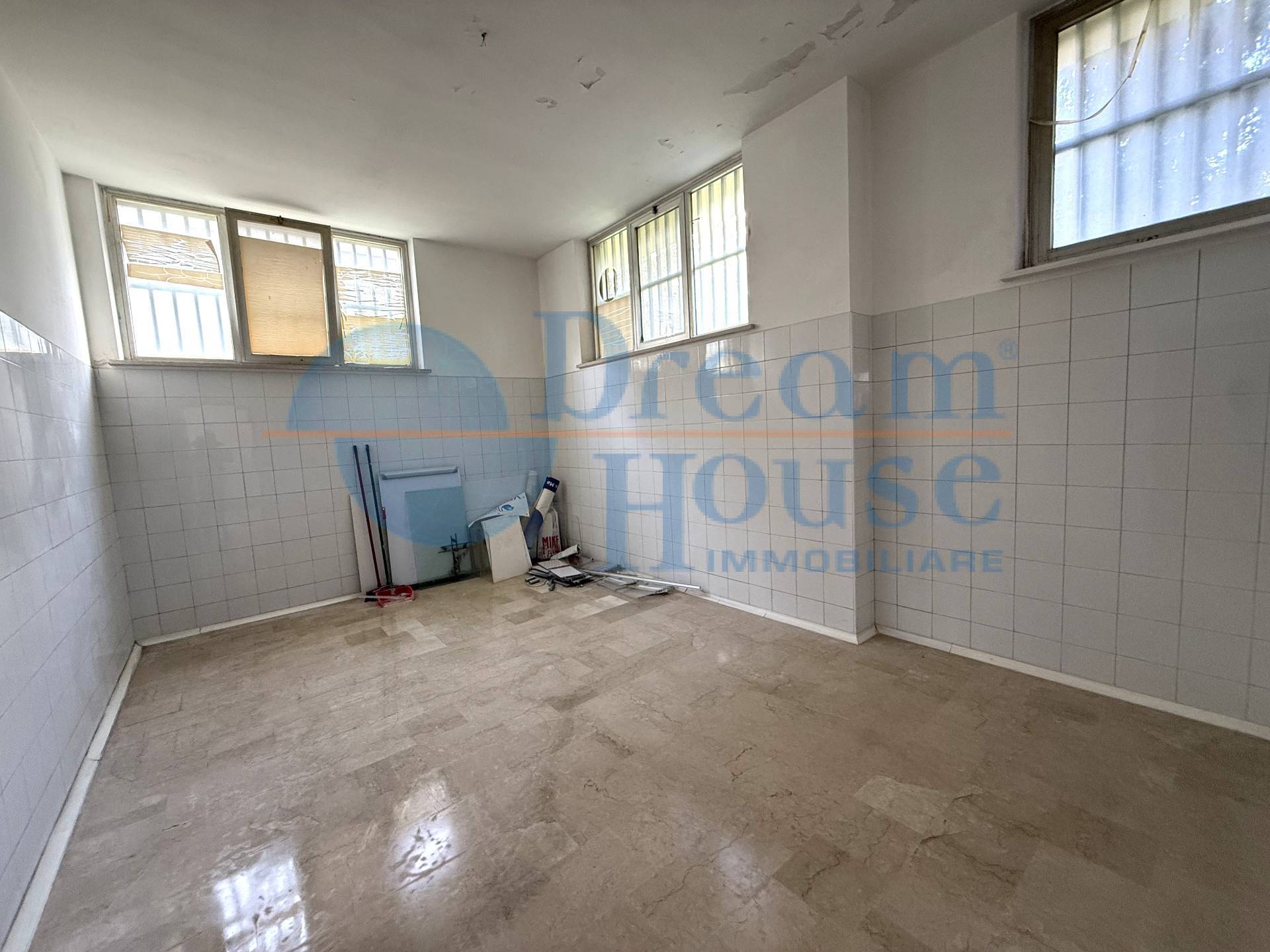 Locale Commerciale in vendita a Alba Adriatica, Tra Via Mazzini e Via Trieste