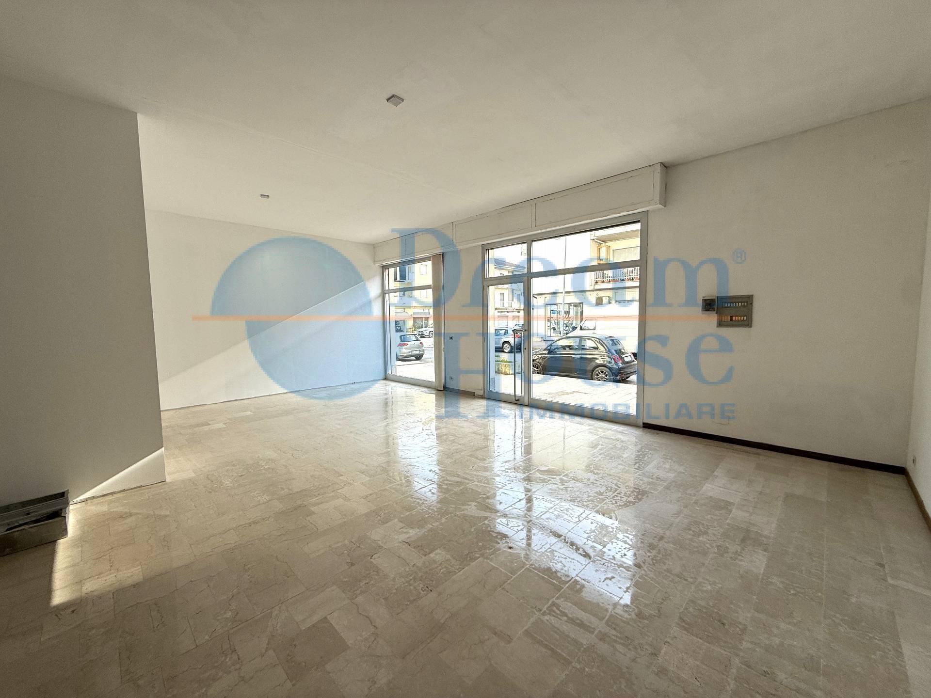 Locale Commerciale in affitto a Alba Adriatica, Tra Via Mazzini e Via Trieste