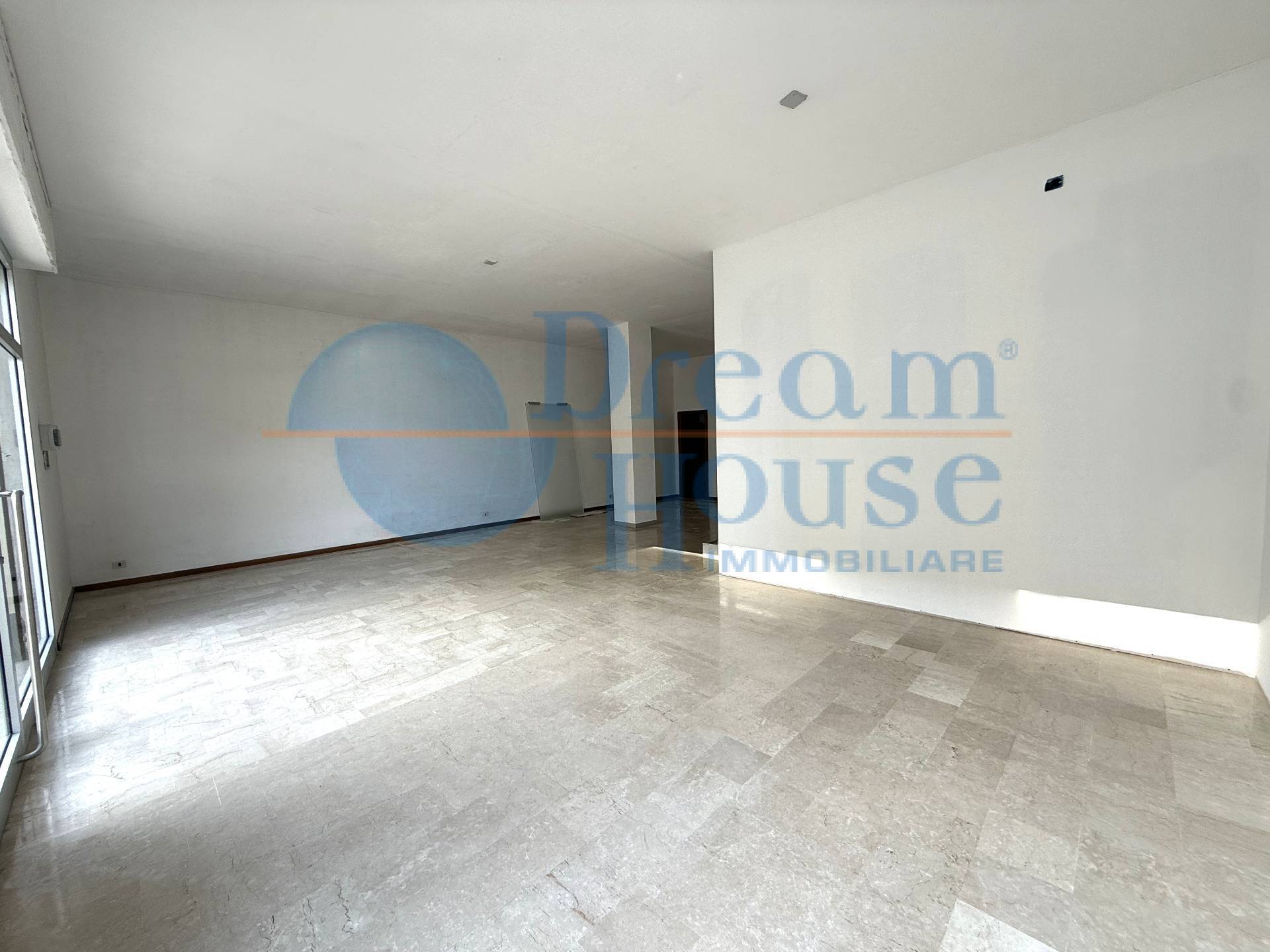 Locale Commerciale in affitto a Alba Adriatica, Tra Via Mazzini e Via Trieste