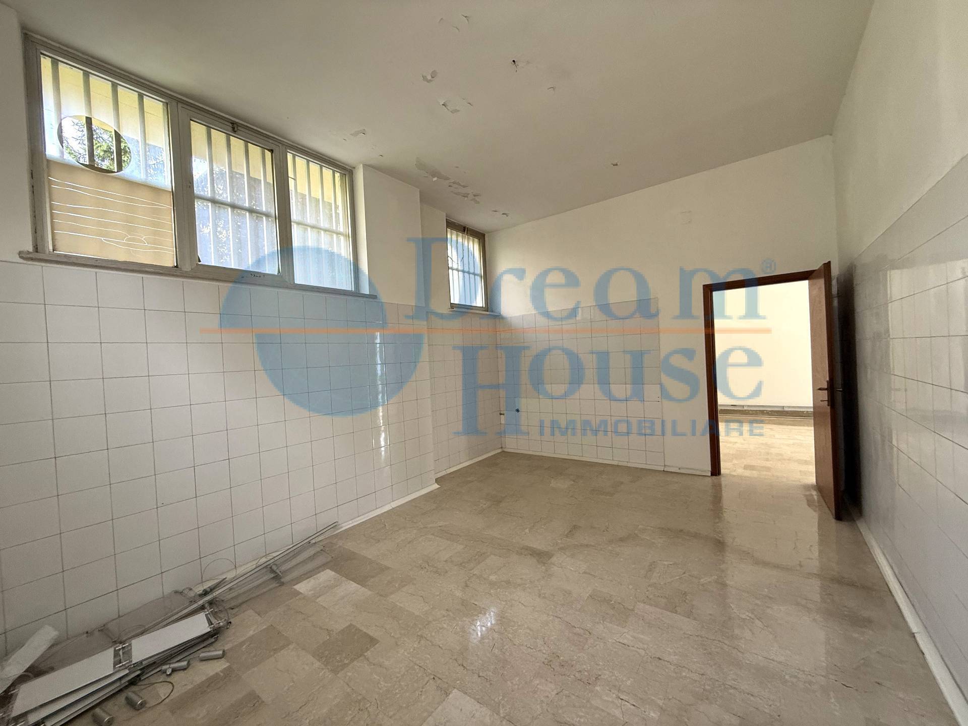 Locale Commerciale in affitto a Alba Adriatica, Tra Via Mazzini e Via Trieste