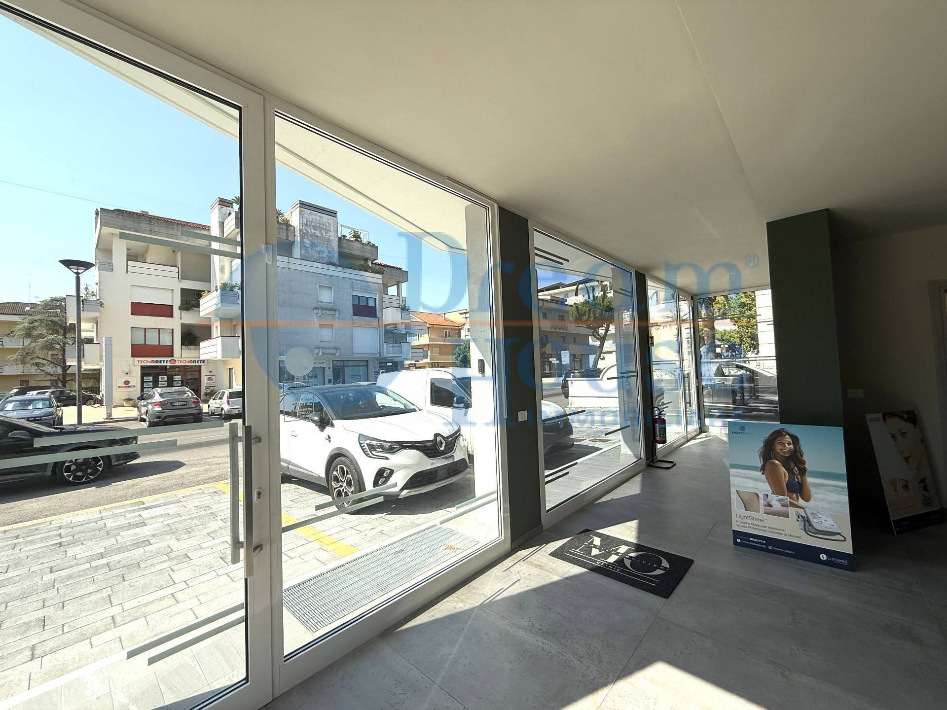 Locale Commerciale in vendita a Alba Adriatica, Tra Via Mazzini e Via Trieste