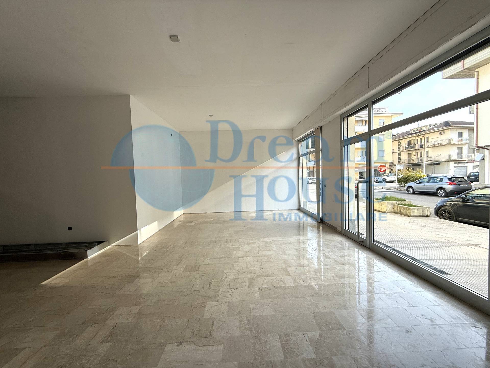 Locale Commerciale in vendita a Alba Adriatica, Tra Via Mazzini e Via Trieste