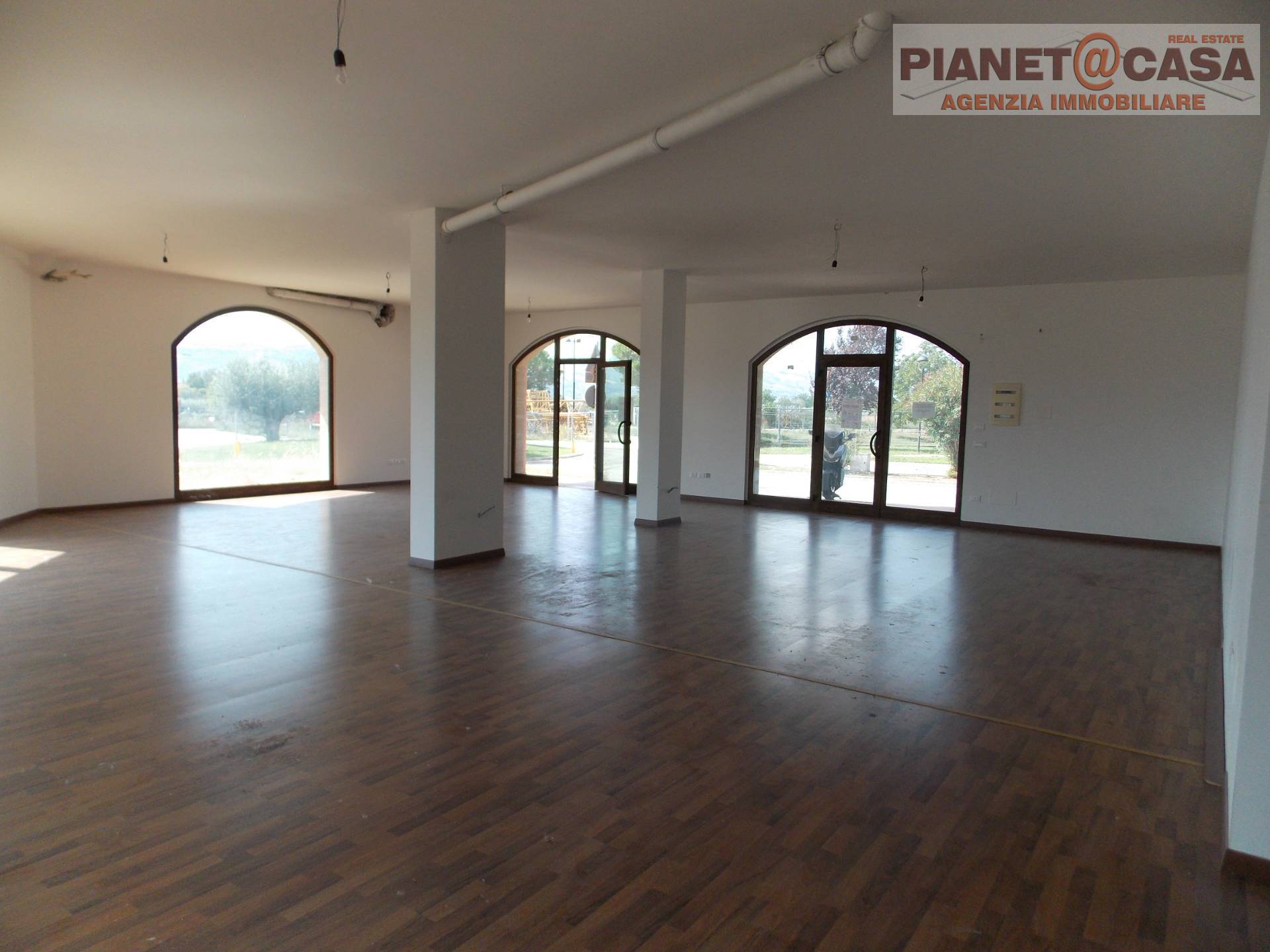 Locale Commerciale / Artigianale in affitto a Monsampolo del Tronto, STELLA