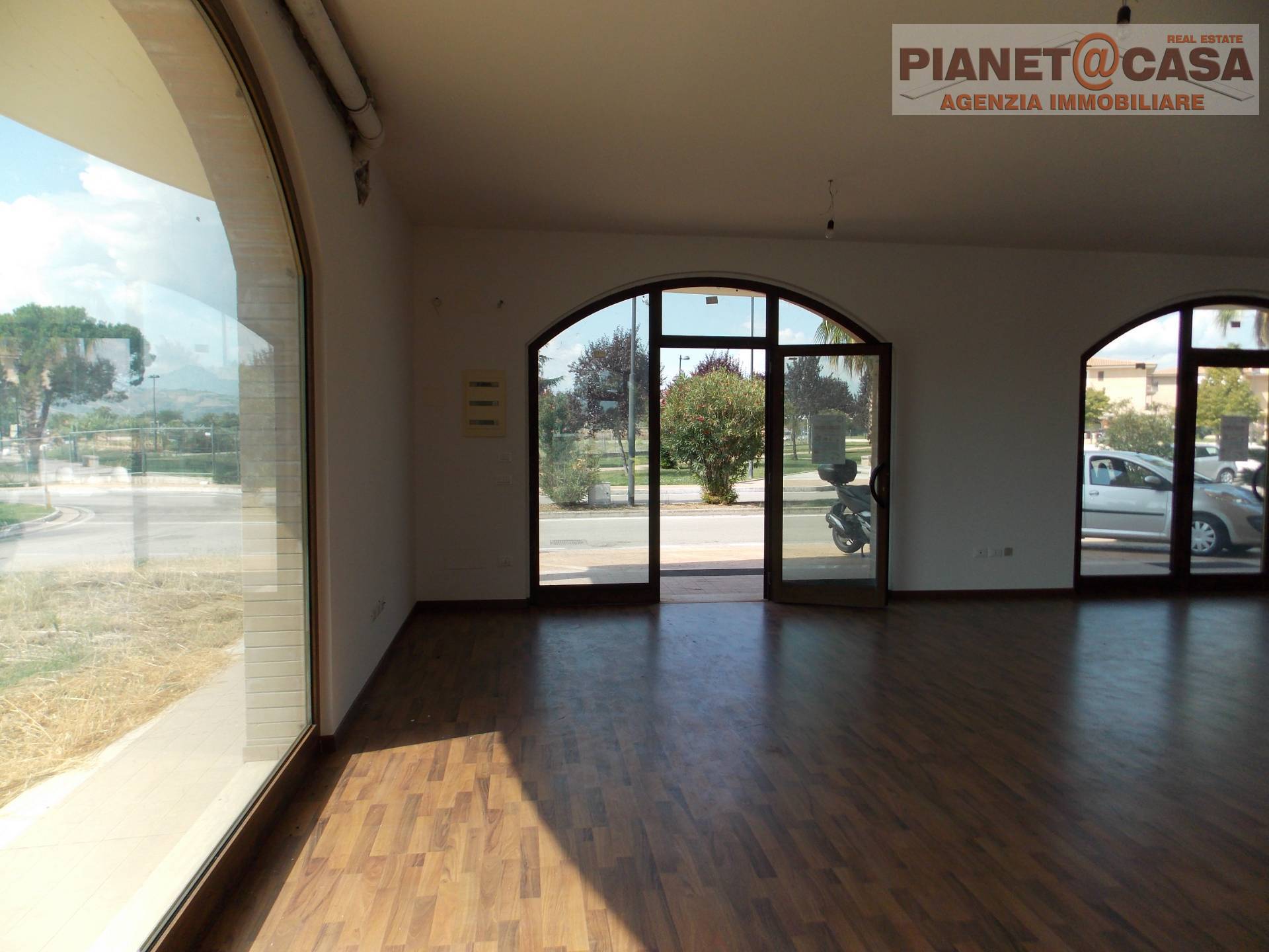 Locale Commerciale / Artigianale in affitto a Monsampolo del Tronto, STELLA