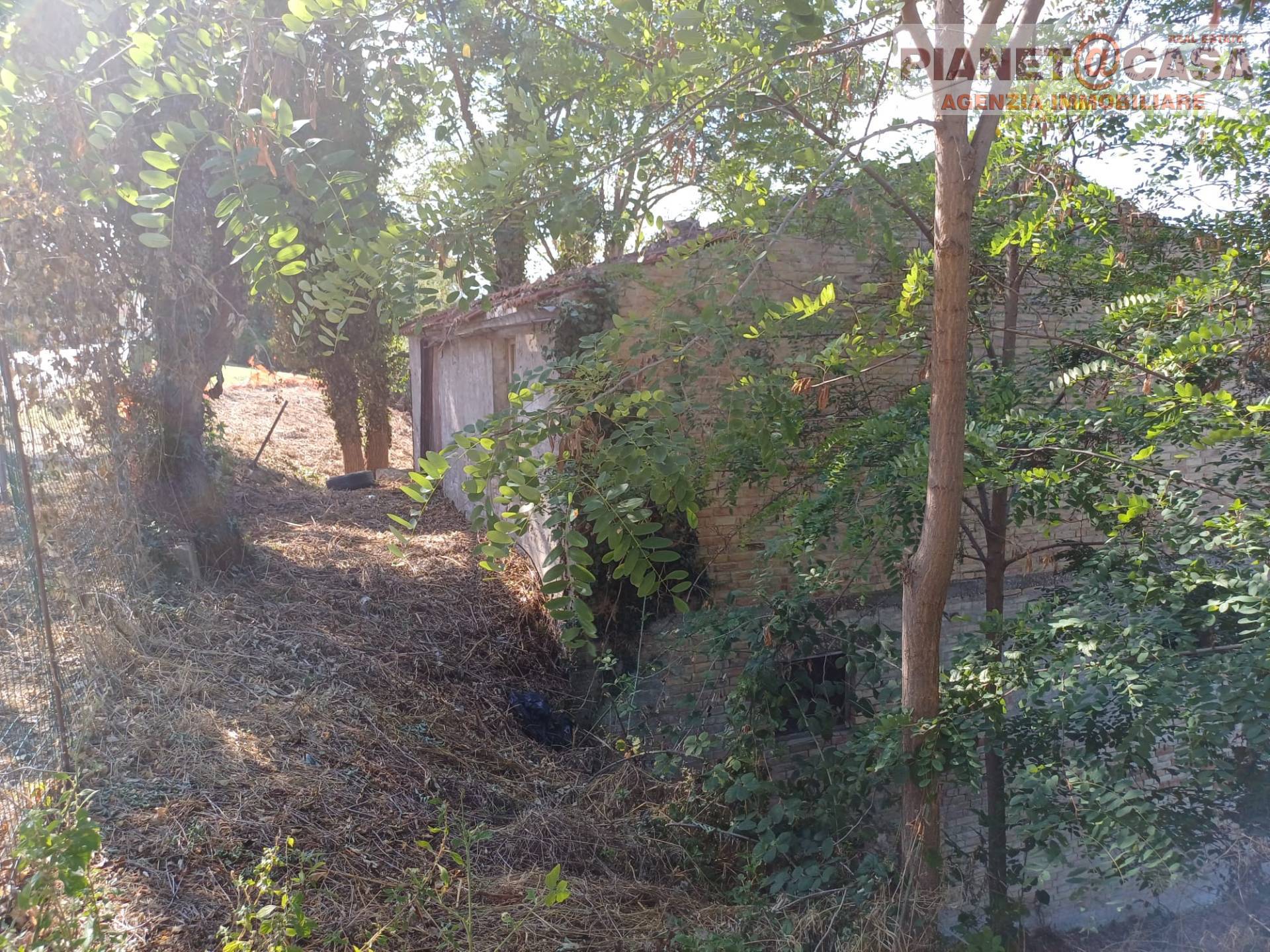 Rustico + Terreno in vendita a Appignano del Tronto