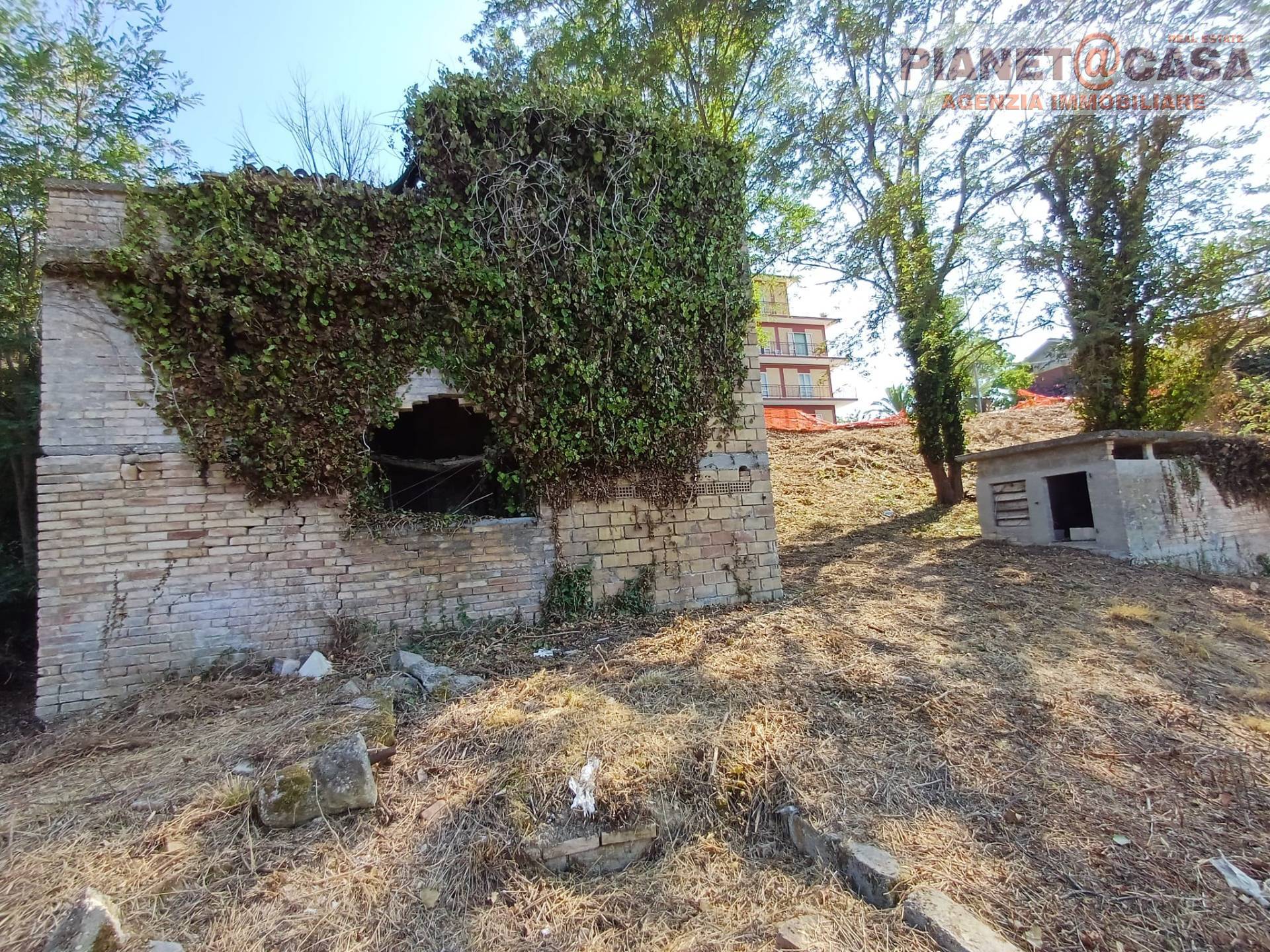Rustico + Terreno in vendita a Appignano del Tronto