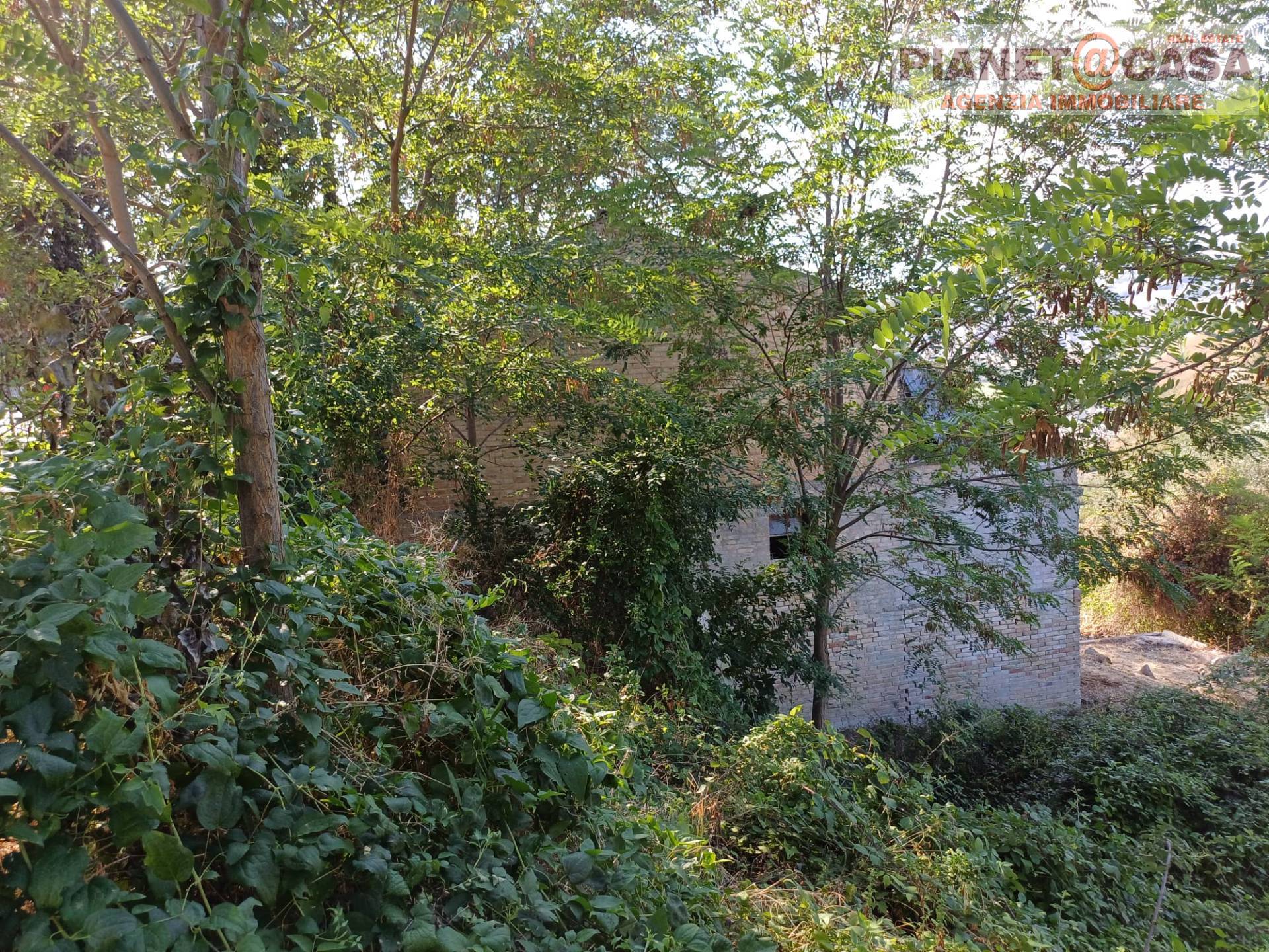 Rustico + Terreno in vendita a Appignano del Tronto