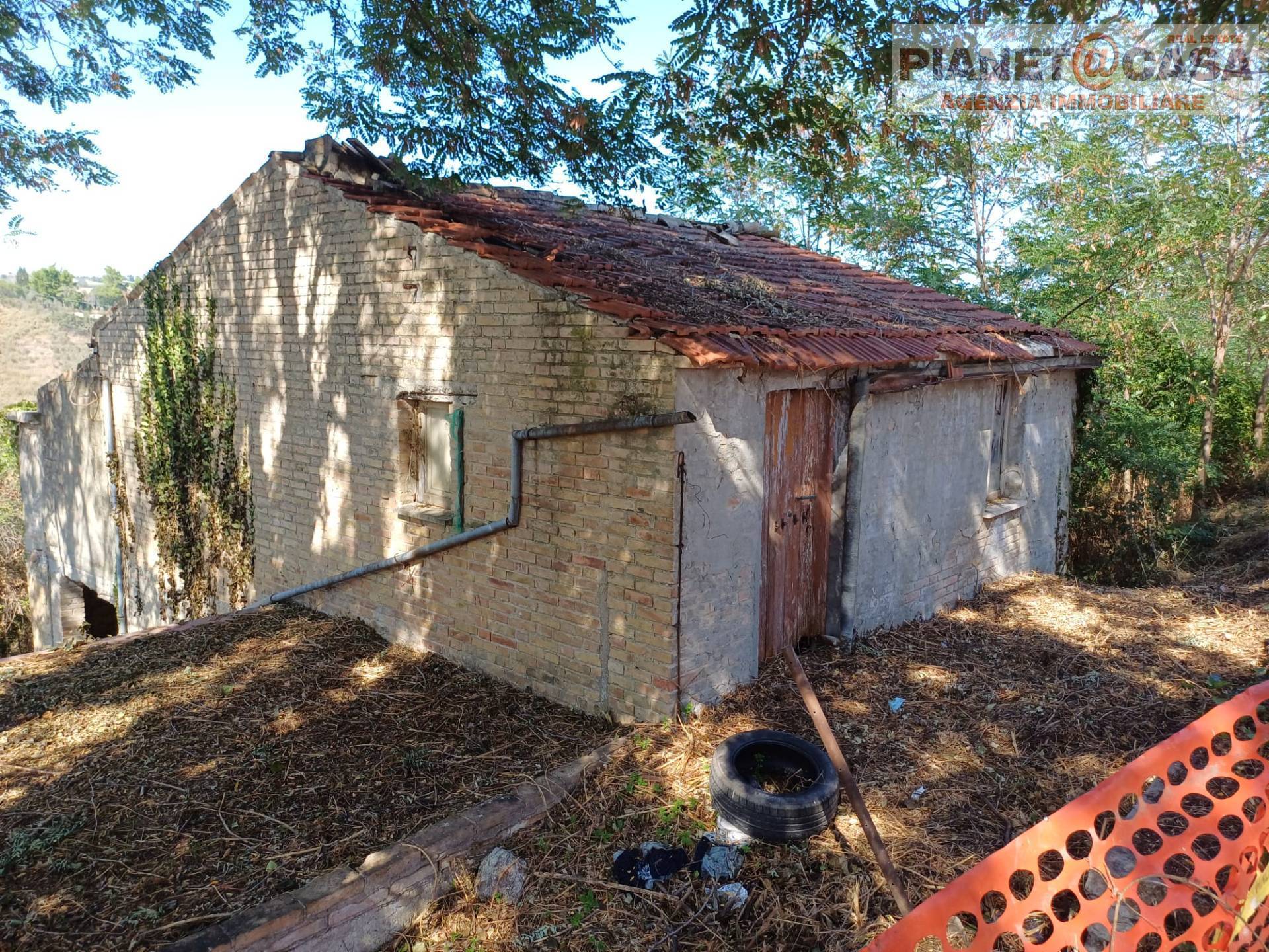 Rustico + Terreno in vendita a Appignano del Tronto
