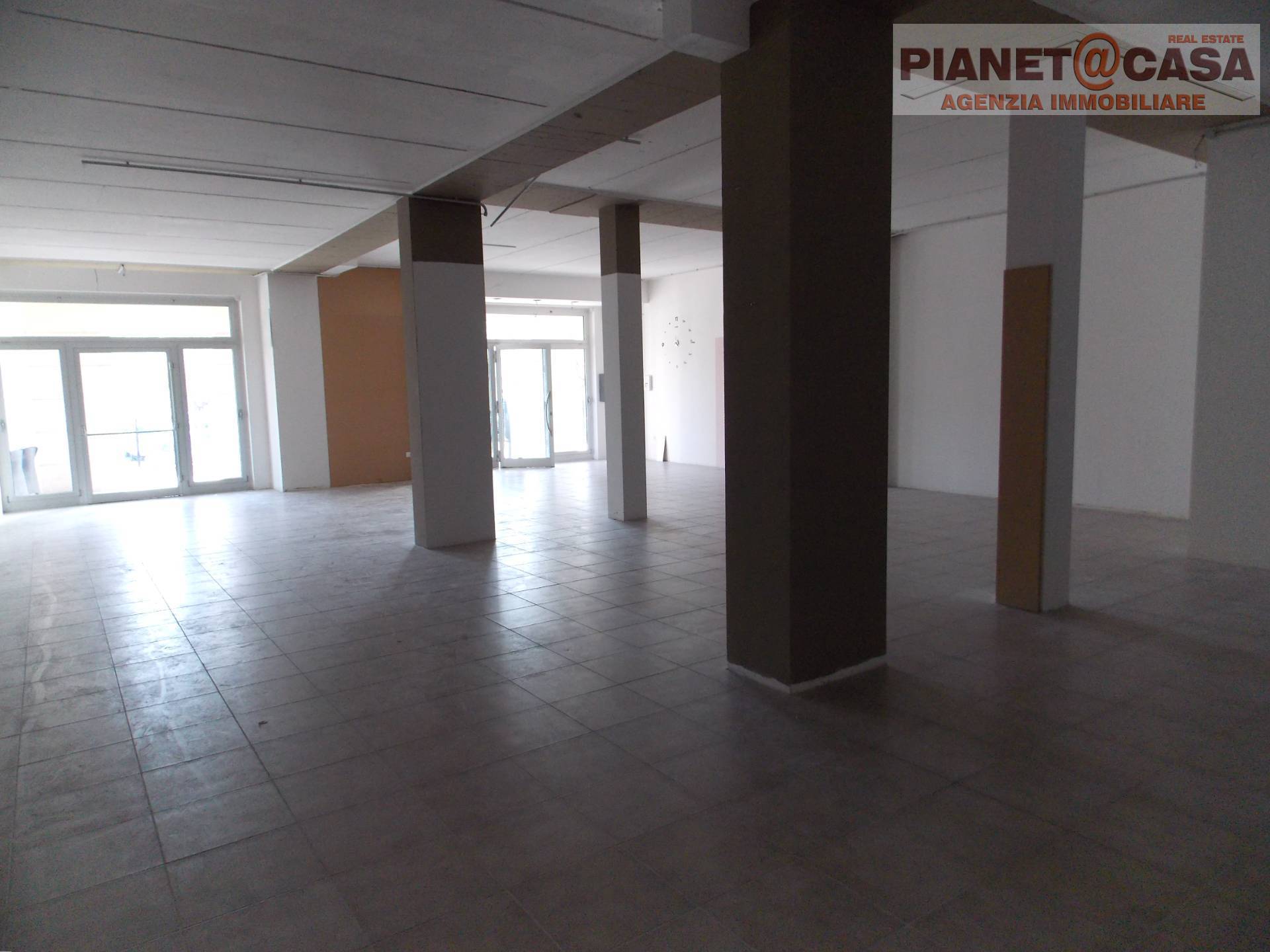 Locale Commerciale / Artigianale in affitto a Spinetoli, PAGLIARE DEL TRONTO