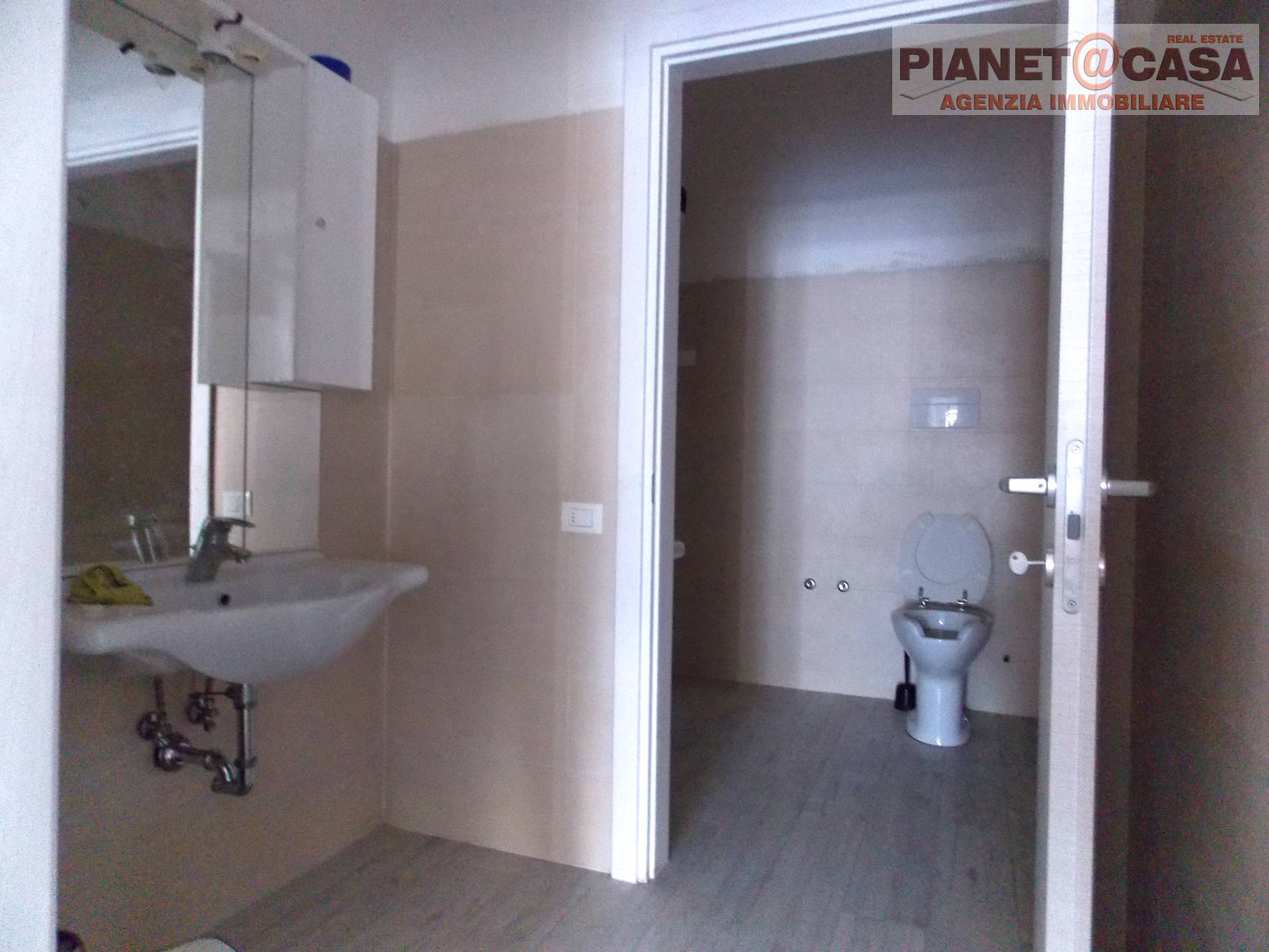 Locale Commerciale / Artigianale in affitto a Spinetoli, PAGLIARE DEL TRONTO