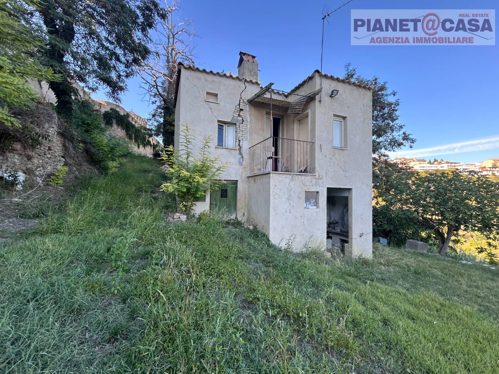 Rustico + Terreno in vendita a Offida