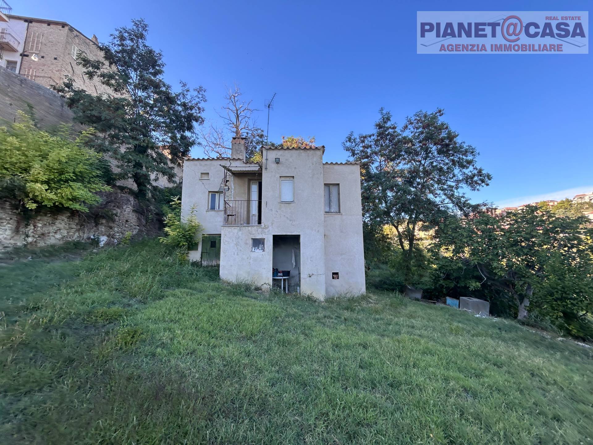 Rustico + Terreno in vendita a Offida