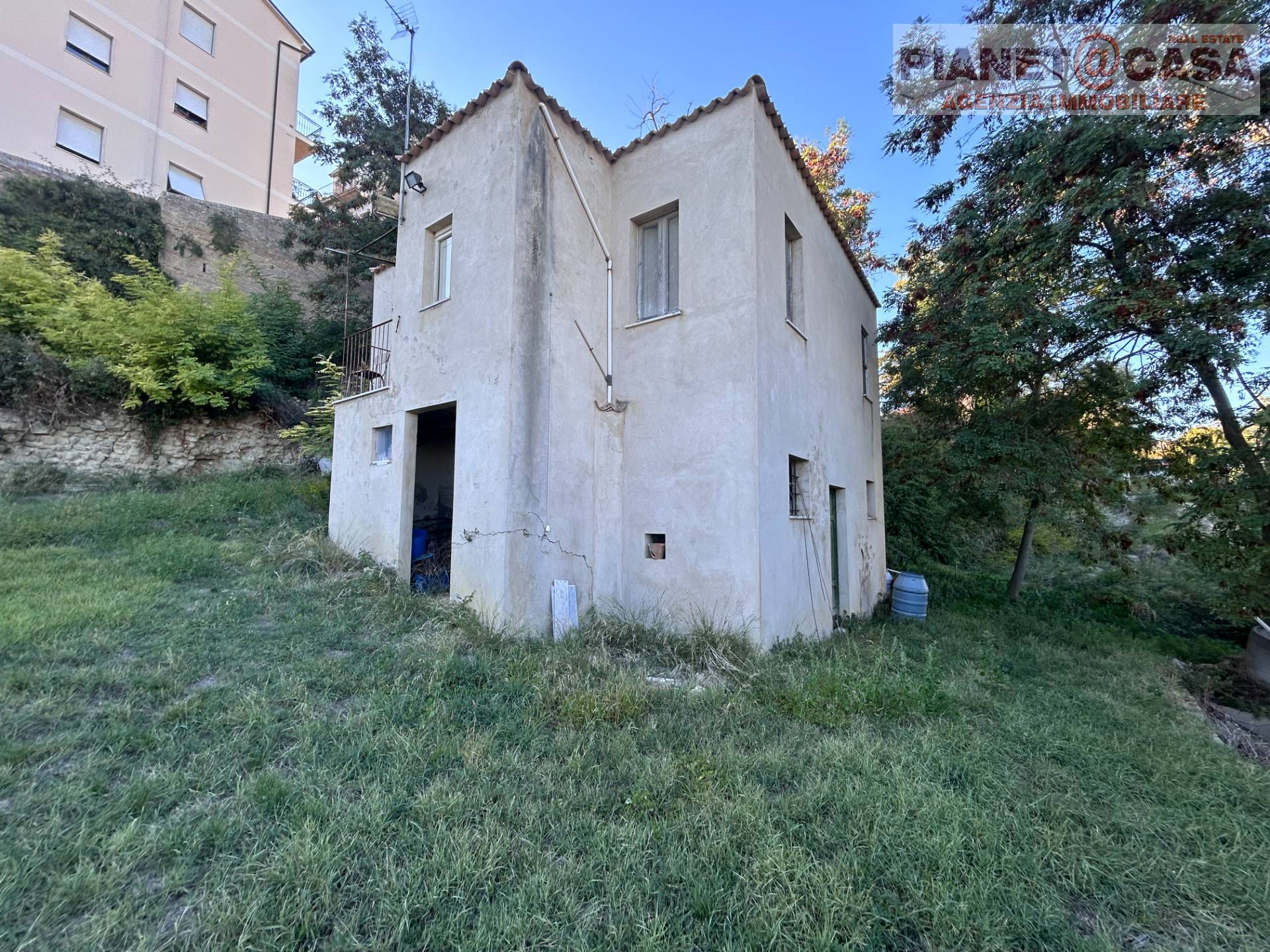 Rustico + Terreno in vendita a Offida