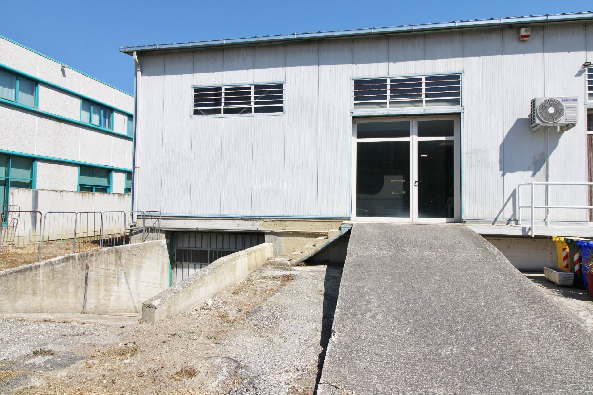 Laboratorio da ristrutturare, San Benedetto del Tronto residenziale (sopra la strada statale)