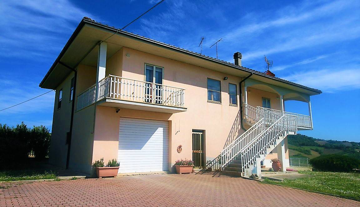 Casa indipendente con terrazzo a Carassai