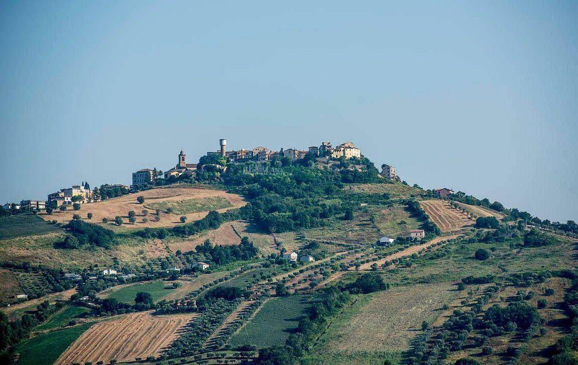 Stabile intero (commerciale / direzionale / artigianale) in vendita a Monteprandone, CENTOBUCHI (sot