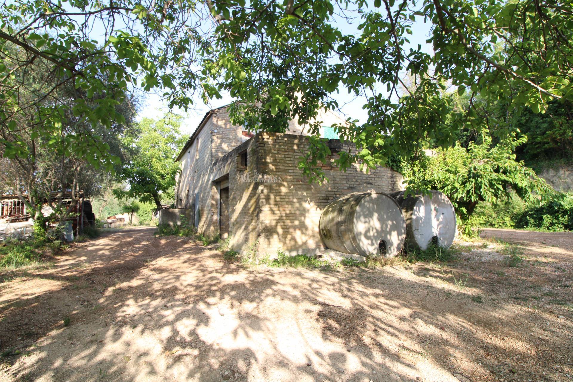 Casale / Rustico in vendita a Montefiore dell'Aso