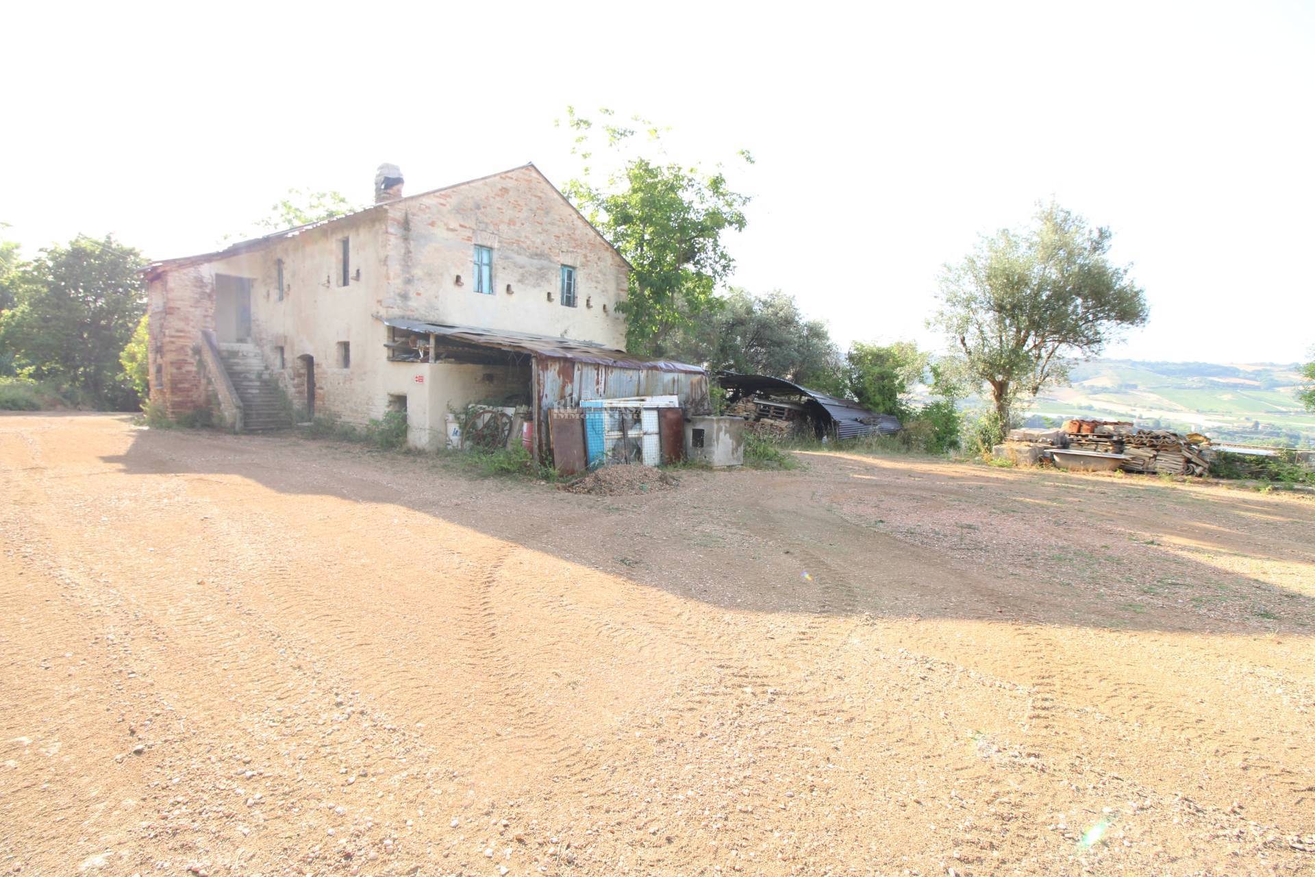 Casale / Rustico in vendita a Montefiore dell'Aso