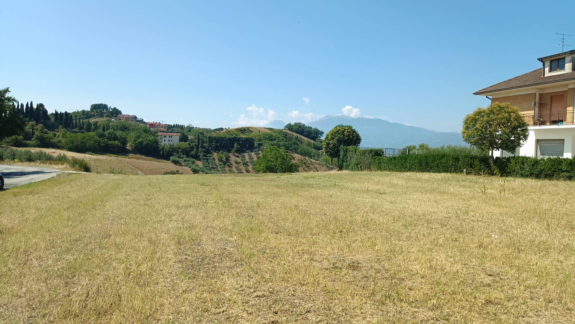 Terreno edificabile residenziale in vendita a Castorano, Palazzi
