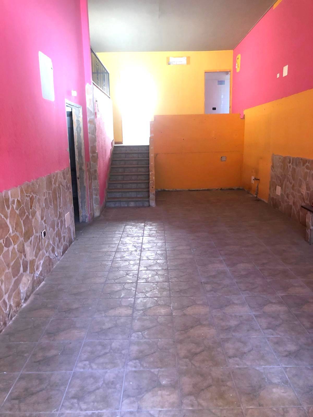 Locale commerciale in vendita a Roseto degli Abruzzi, Mare