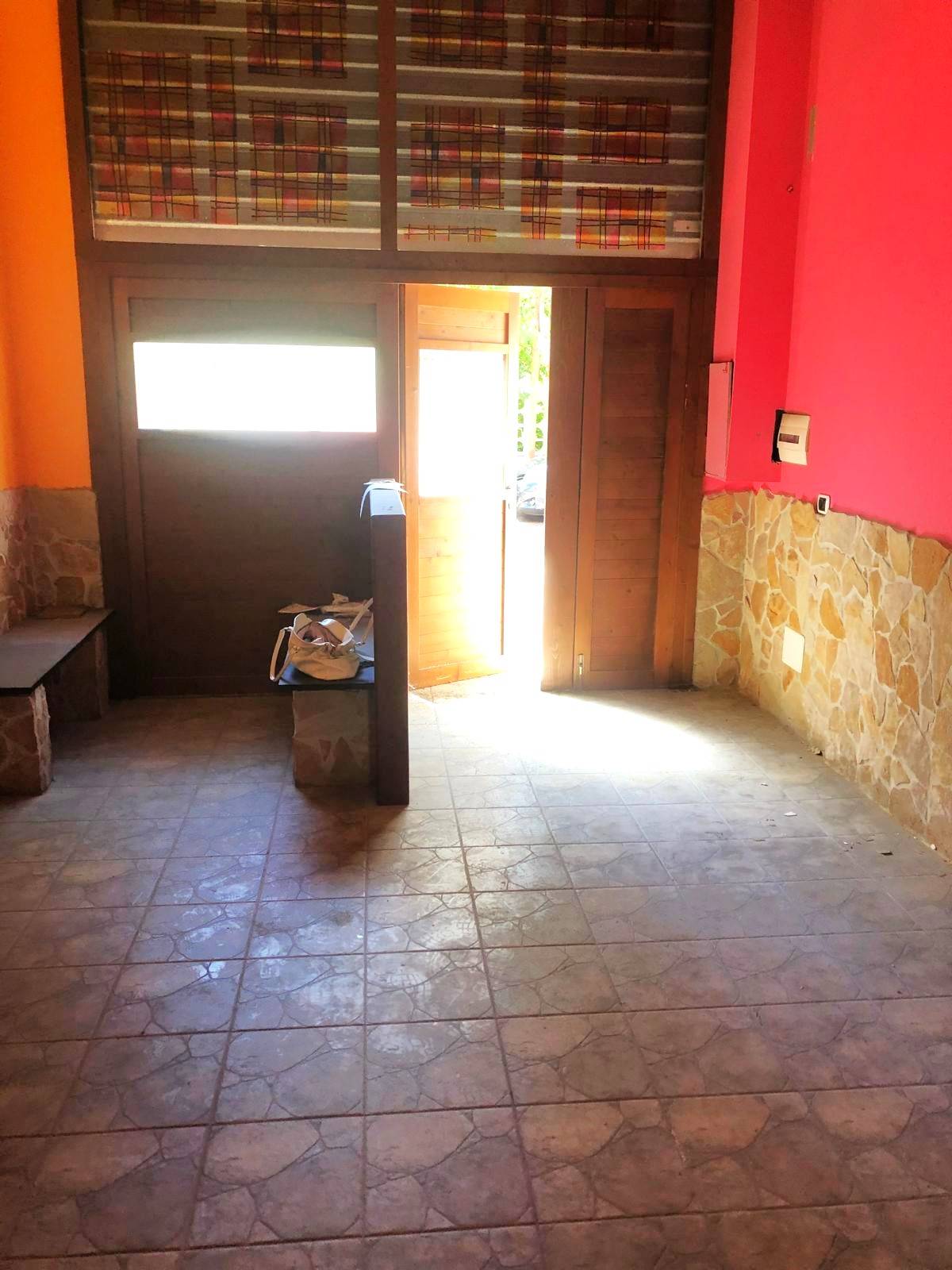 Locale commerciale in vendita a Roseto degli Abruzzi, Mare