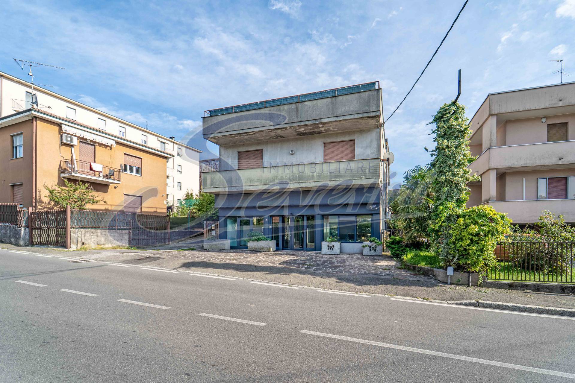 Locale commerciale in vendita a Casatenovo